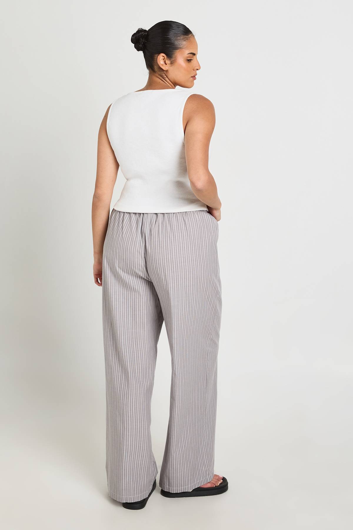 boohoo Pantalon Grande Taille À Rayures En Popeline Avec Boutons Henley