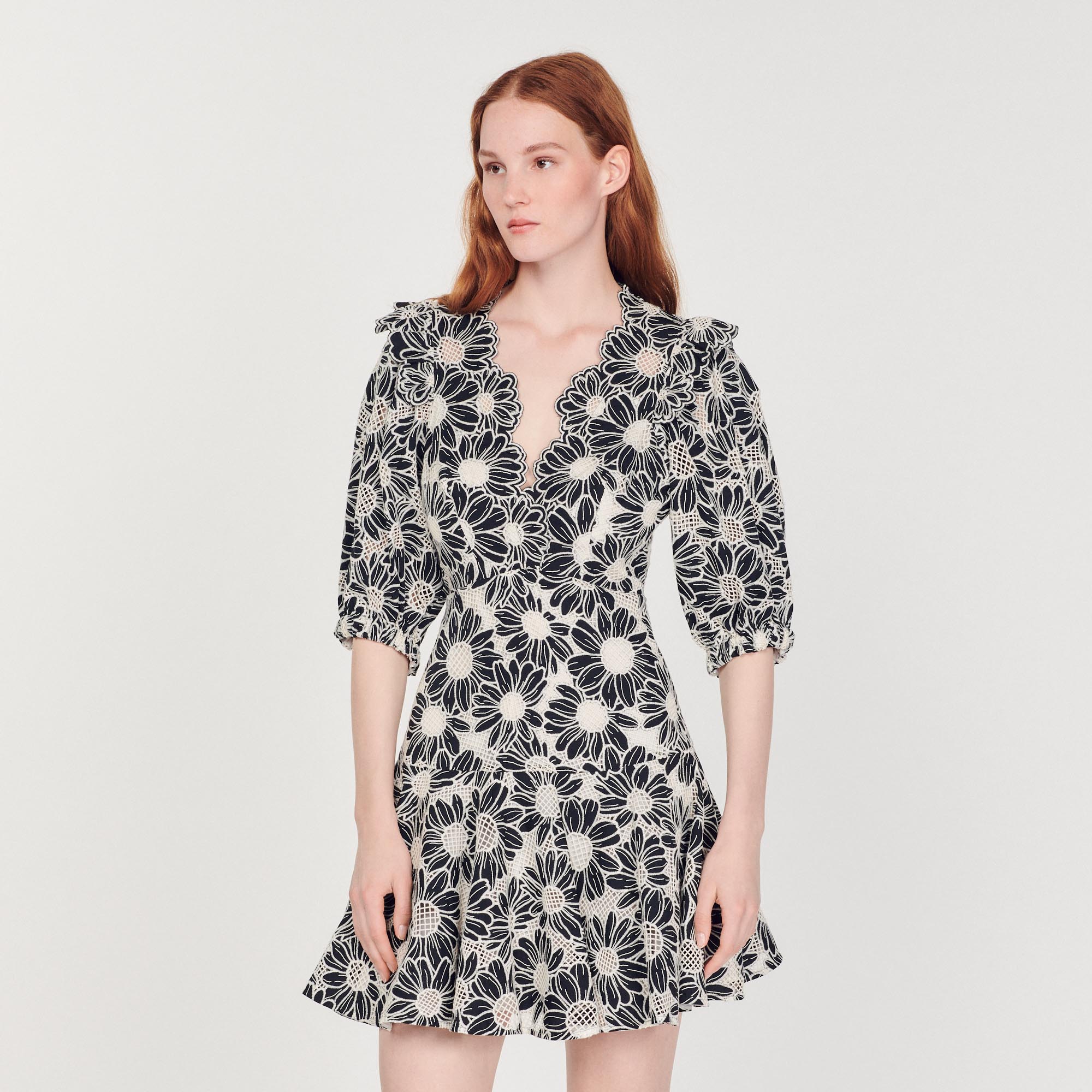 Robe courte au tissu brode