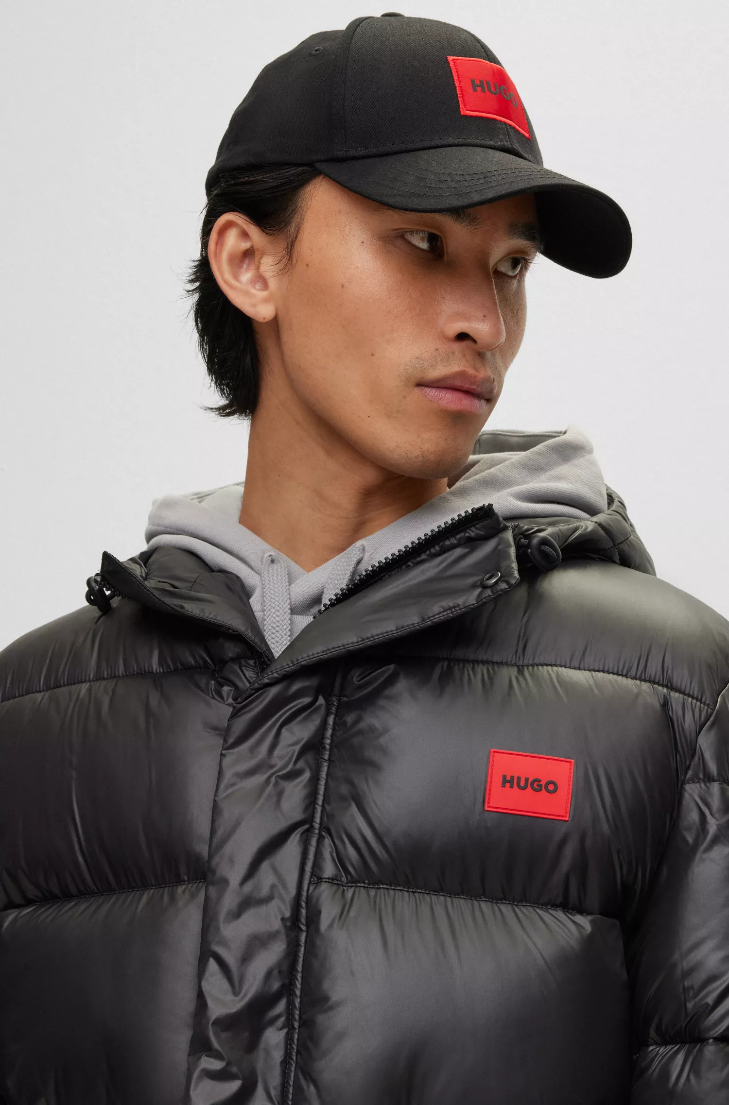 Jaqueta puffer slim fit HUGO vermelha, repelente à água e com emblema da marca.