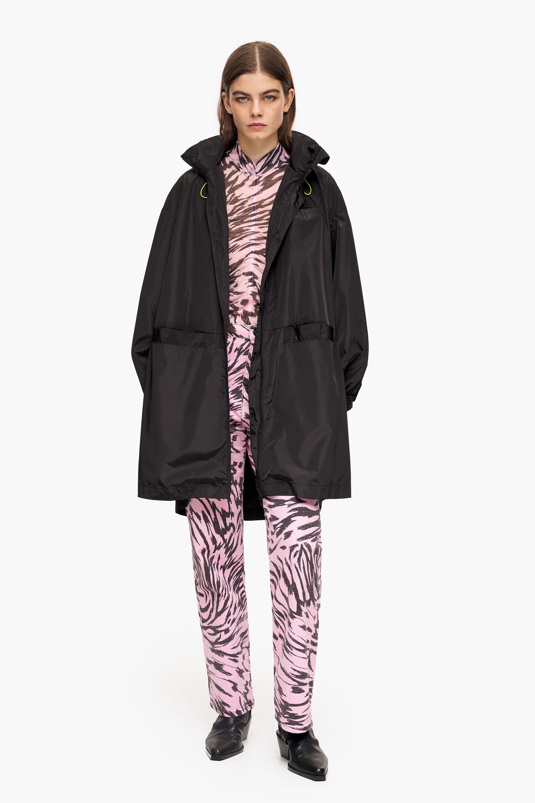 Trench coat preto com boca de sino