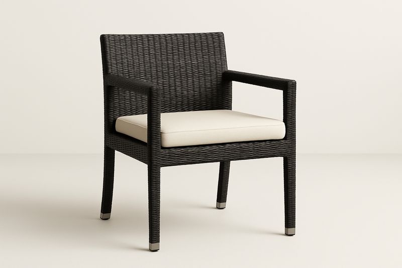 Gartenstuhl mit Armlehnen aus PE-Rattan und Sitzkissen, Schwarz/Beige