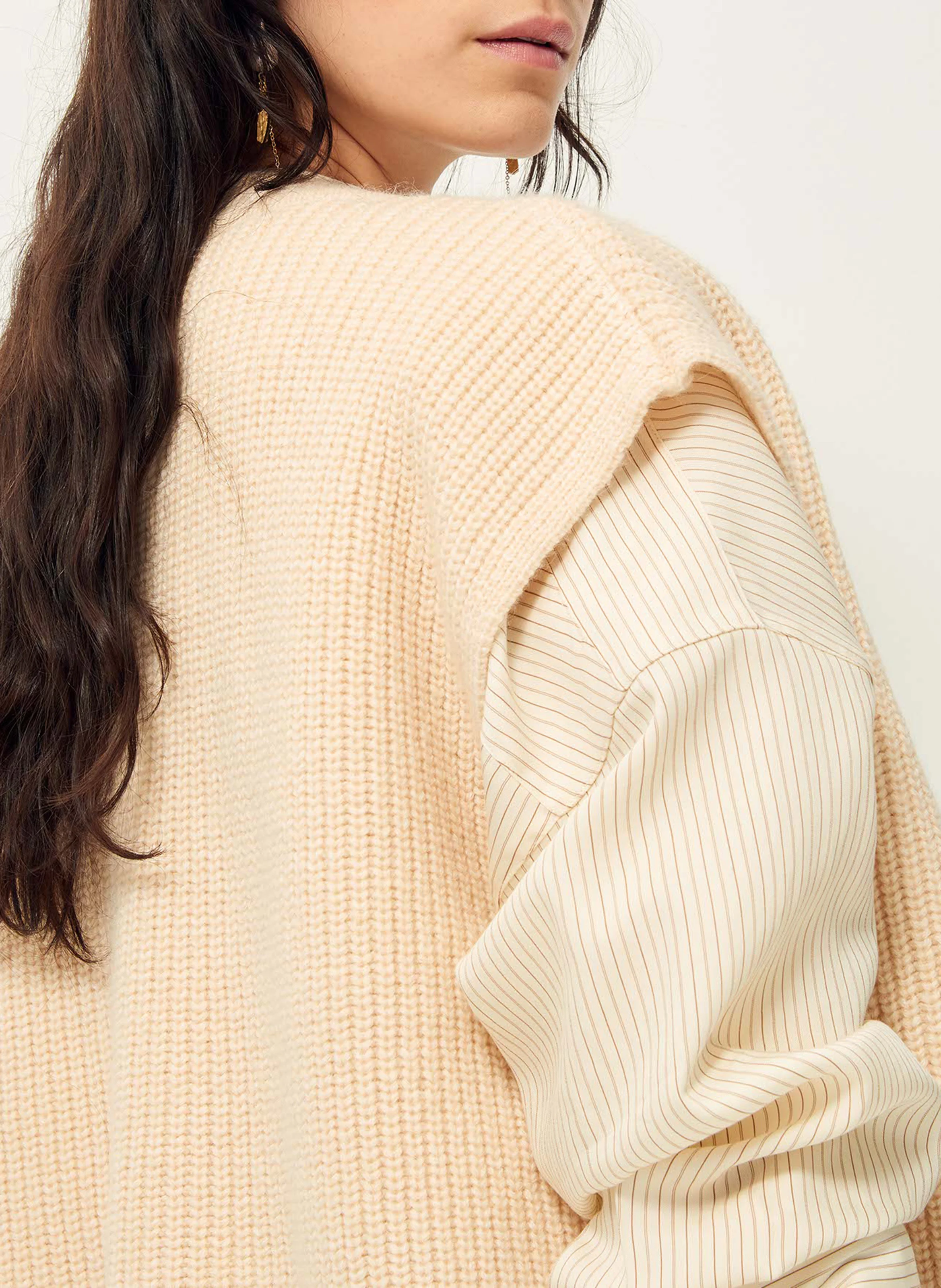 ARAGON - Cardigan sans manches col V en maille mélangée | Beige