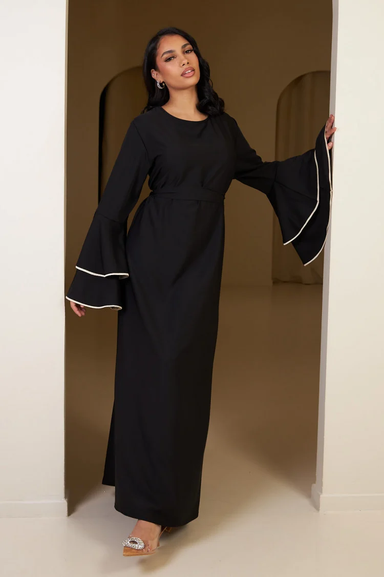 Robe noire ceinturée à manches à volants