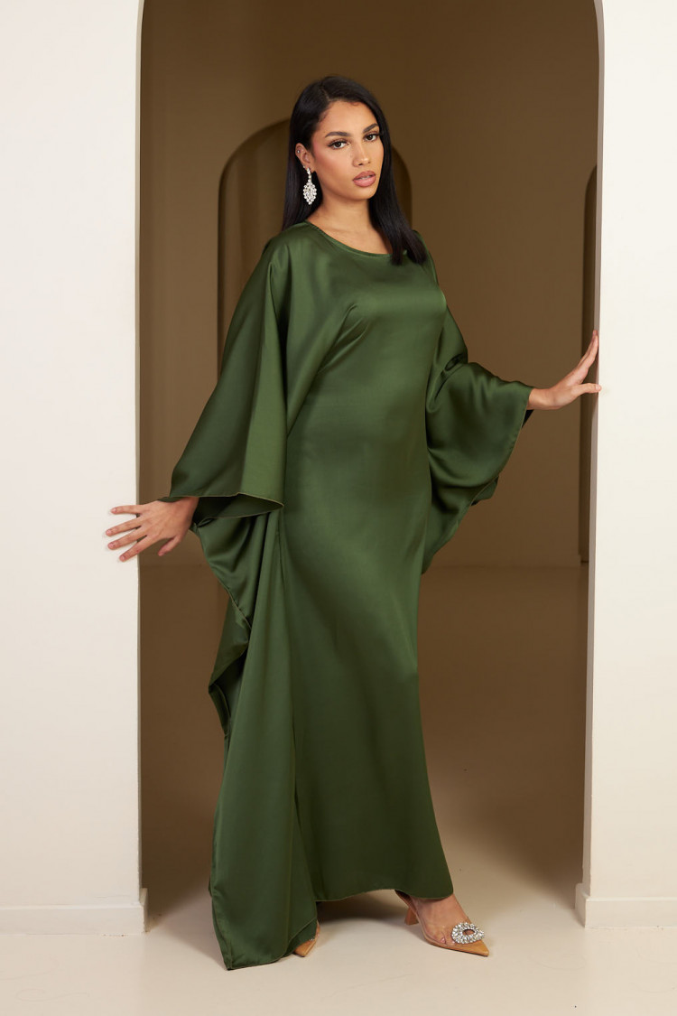 Robe verte en satin ajustée à la taille