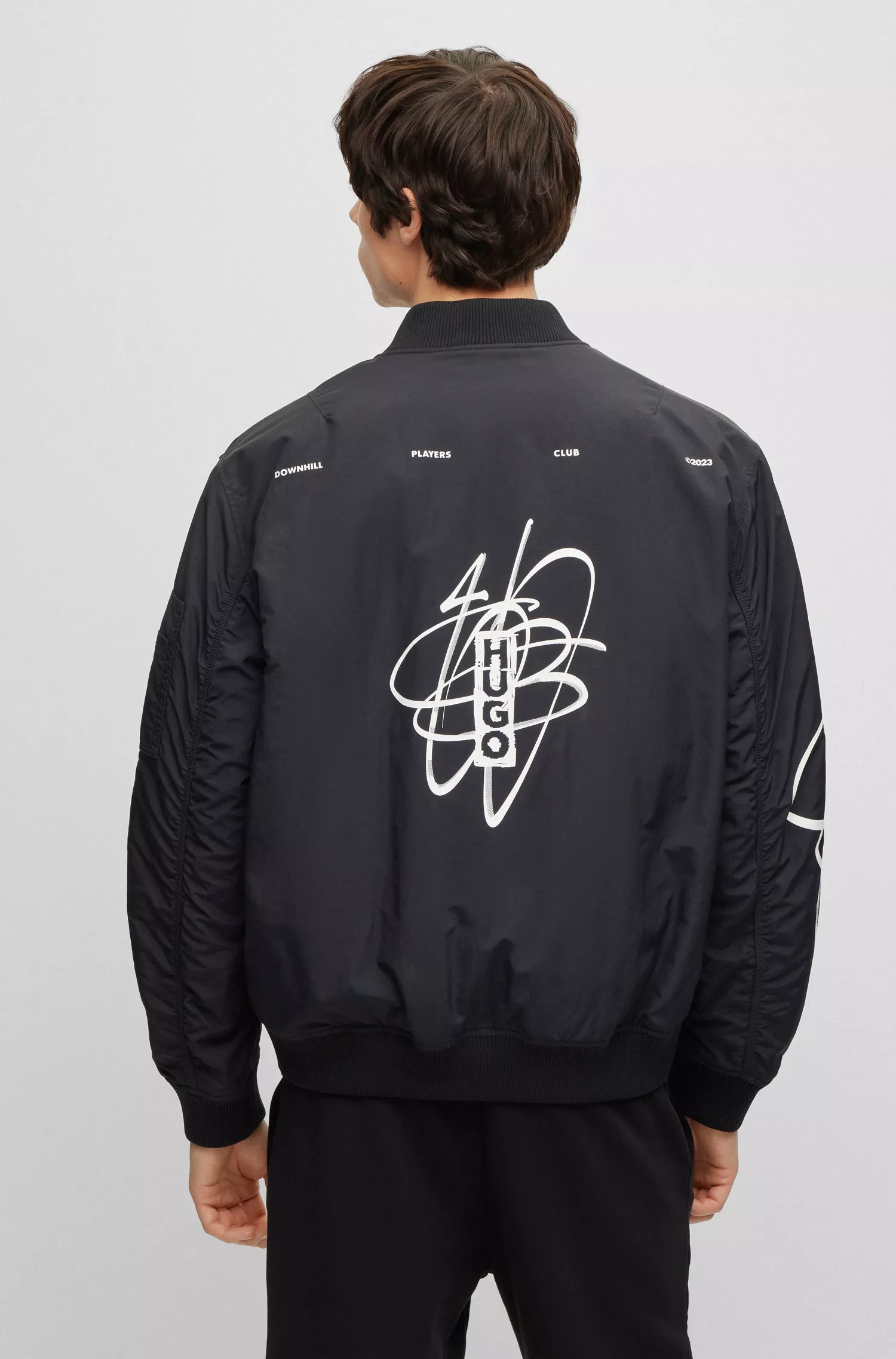Jaqueta bomber acolchoada HUGO vermelha, modelagem oversized, com estampa streetwear.