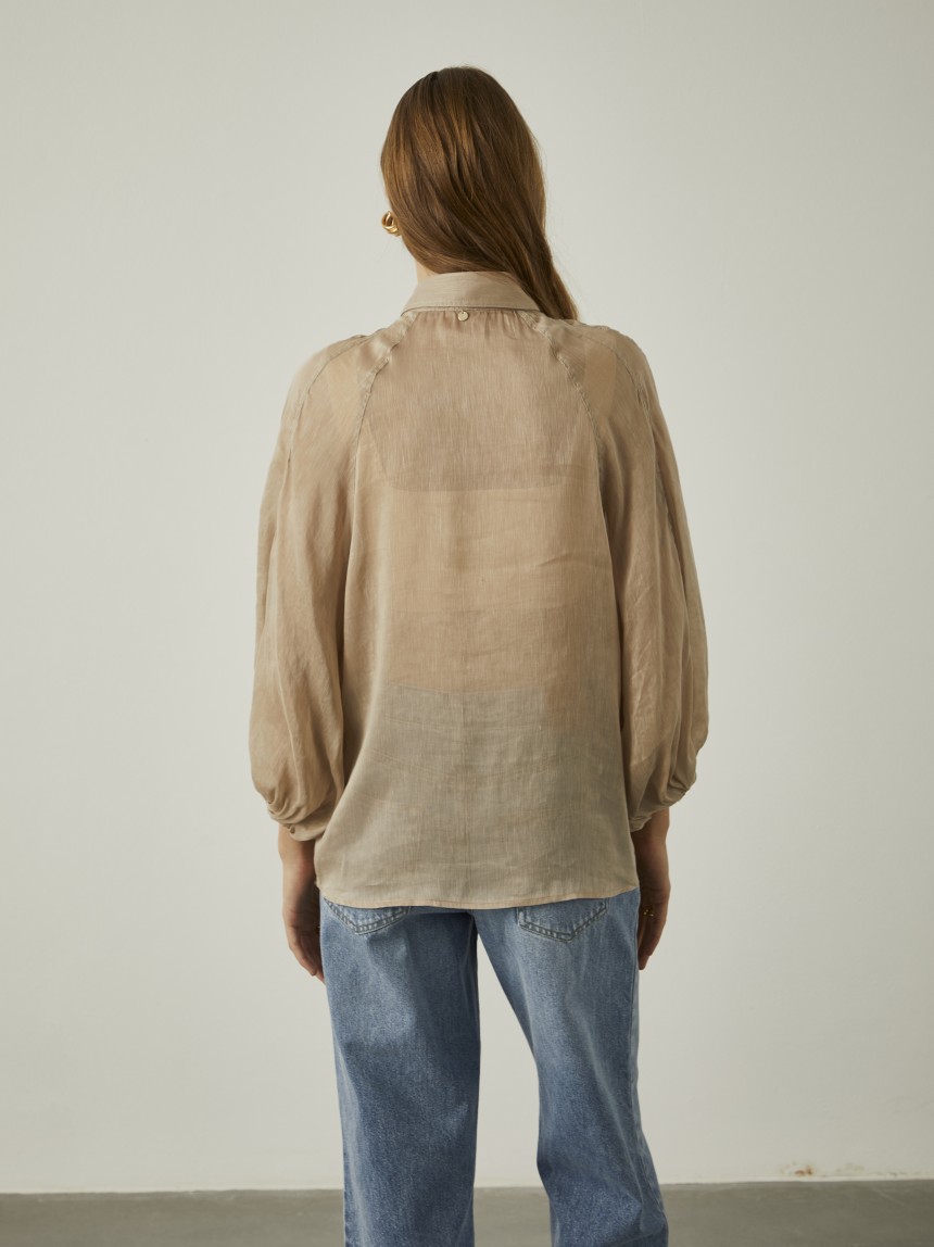 Camisa de linho e seda com mangas abalonadas