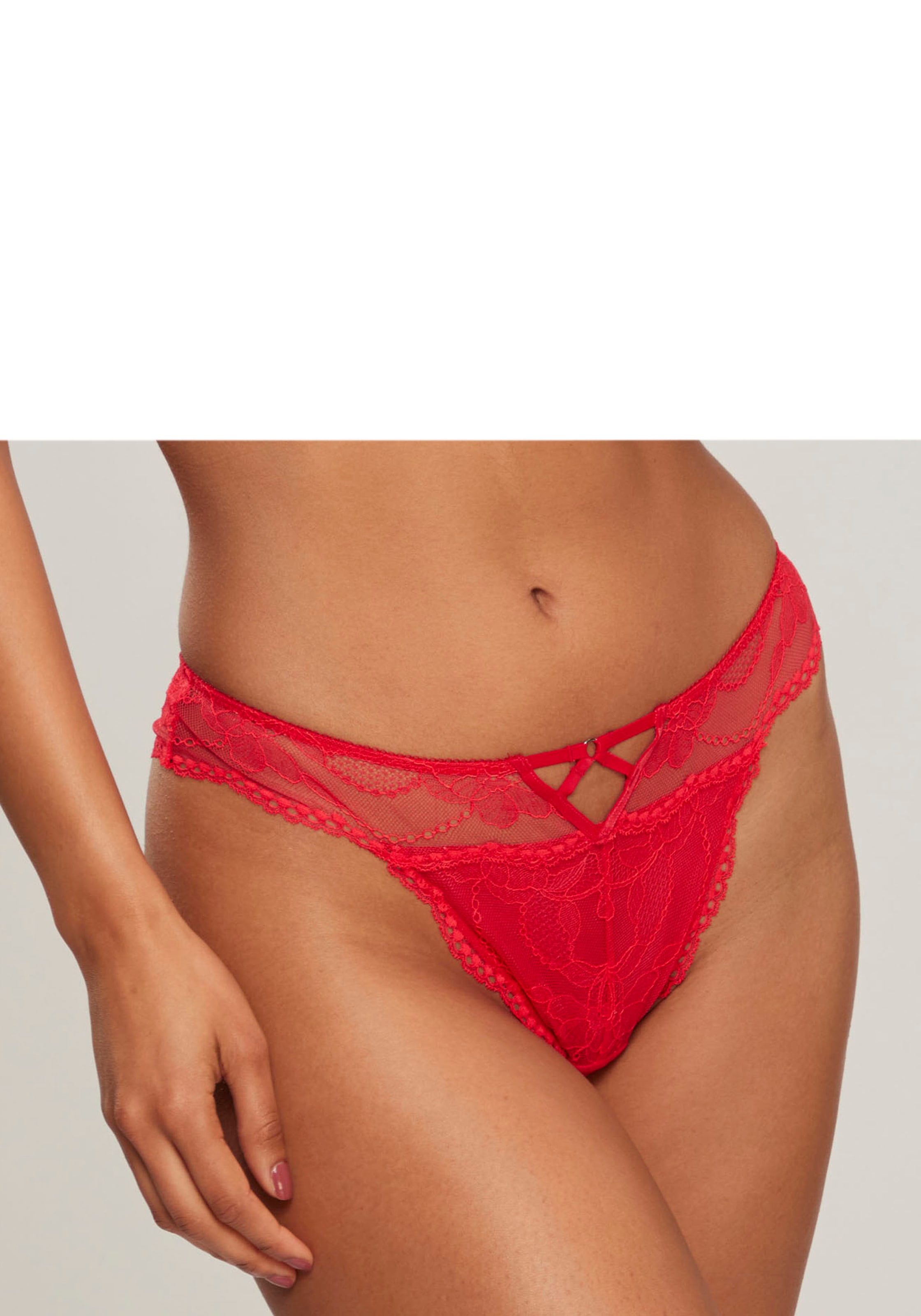 LASCANA String , mit extravagantem Zierdetail aus blumiger Spitze und feinem Mesh