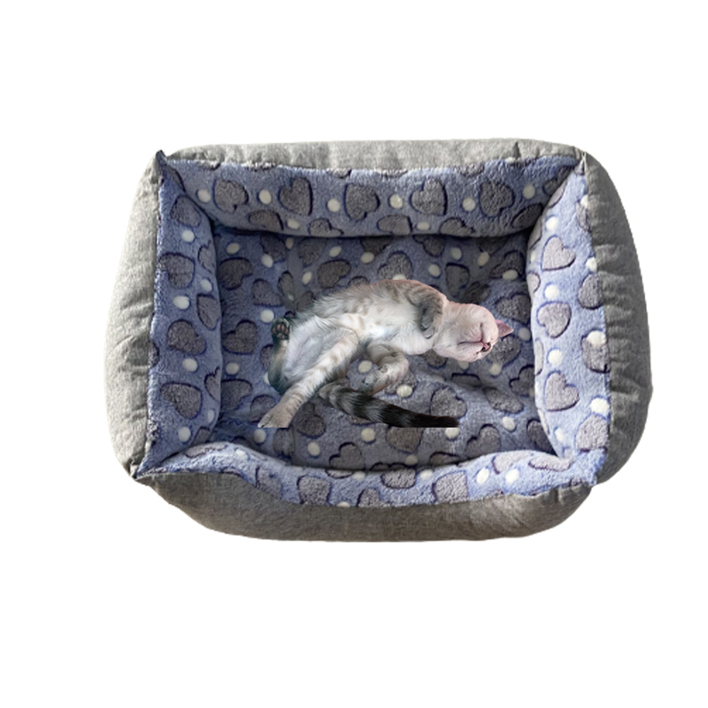 Cama retangular para animais de estimação com forro de pelúcia. Estampa de corações.