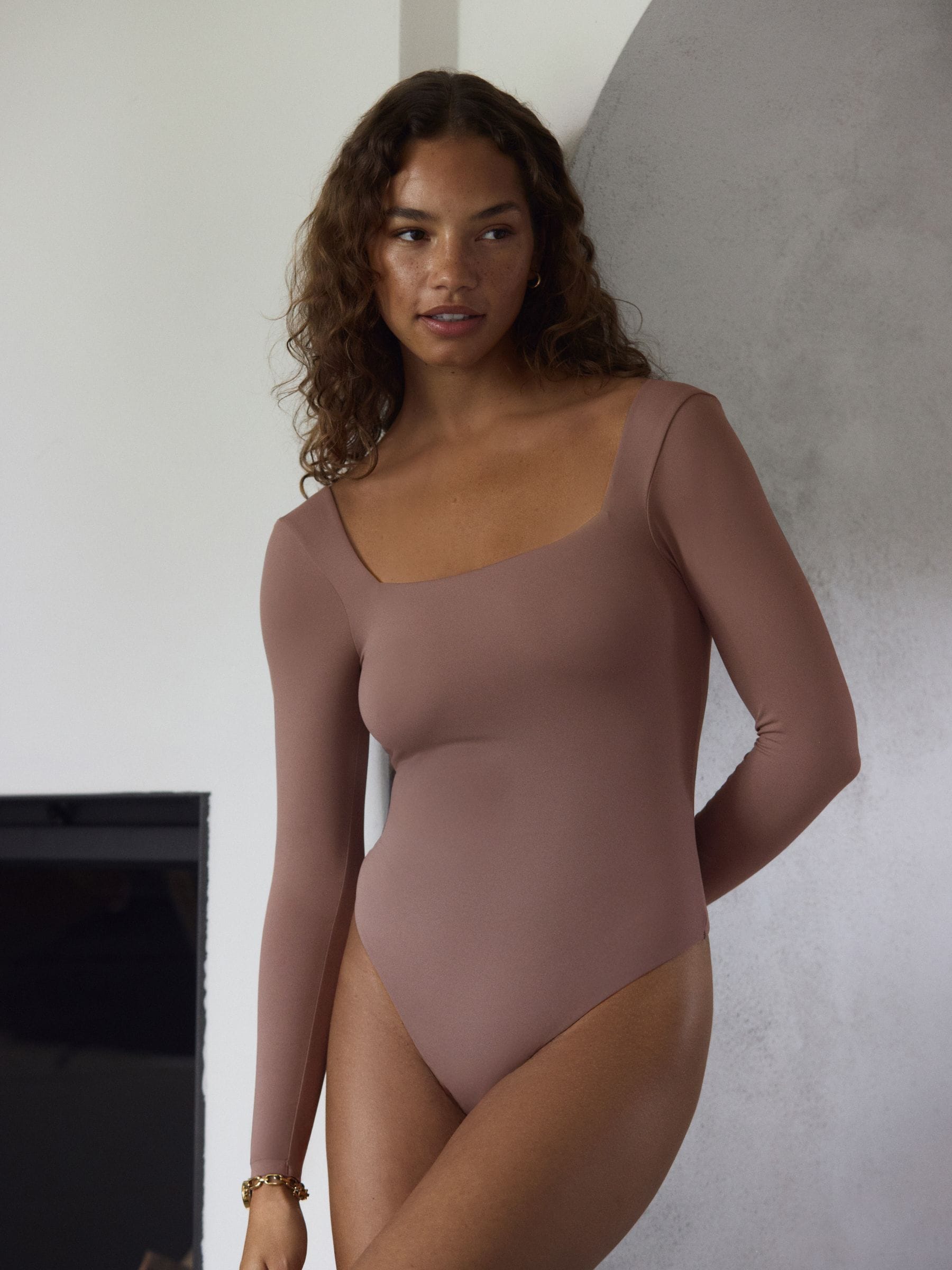 Peperkorrel - self. Stroomlijnende Comfort Bodysuit met Vierkante Hals en Lange Mouwen