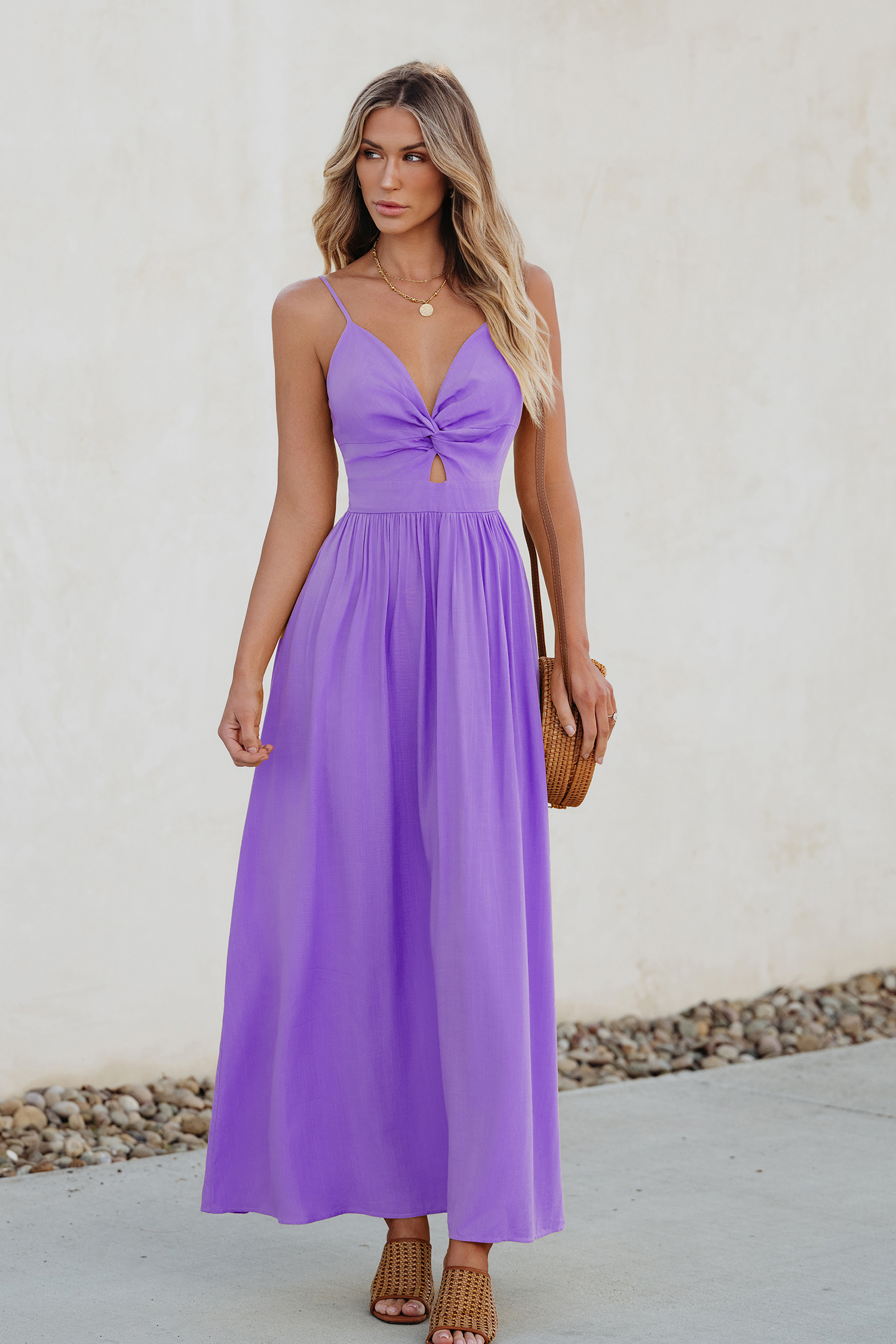 Robe maxi torsadée avec col en cœur et trou de serrure violette