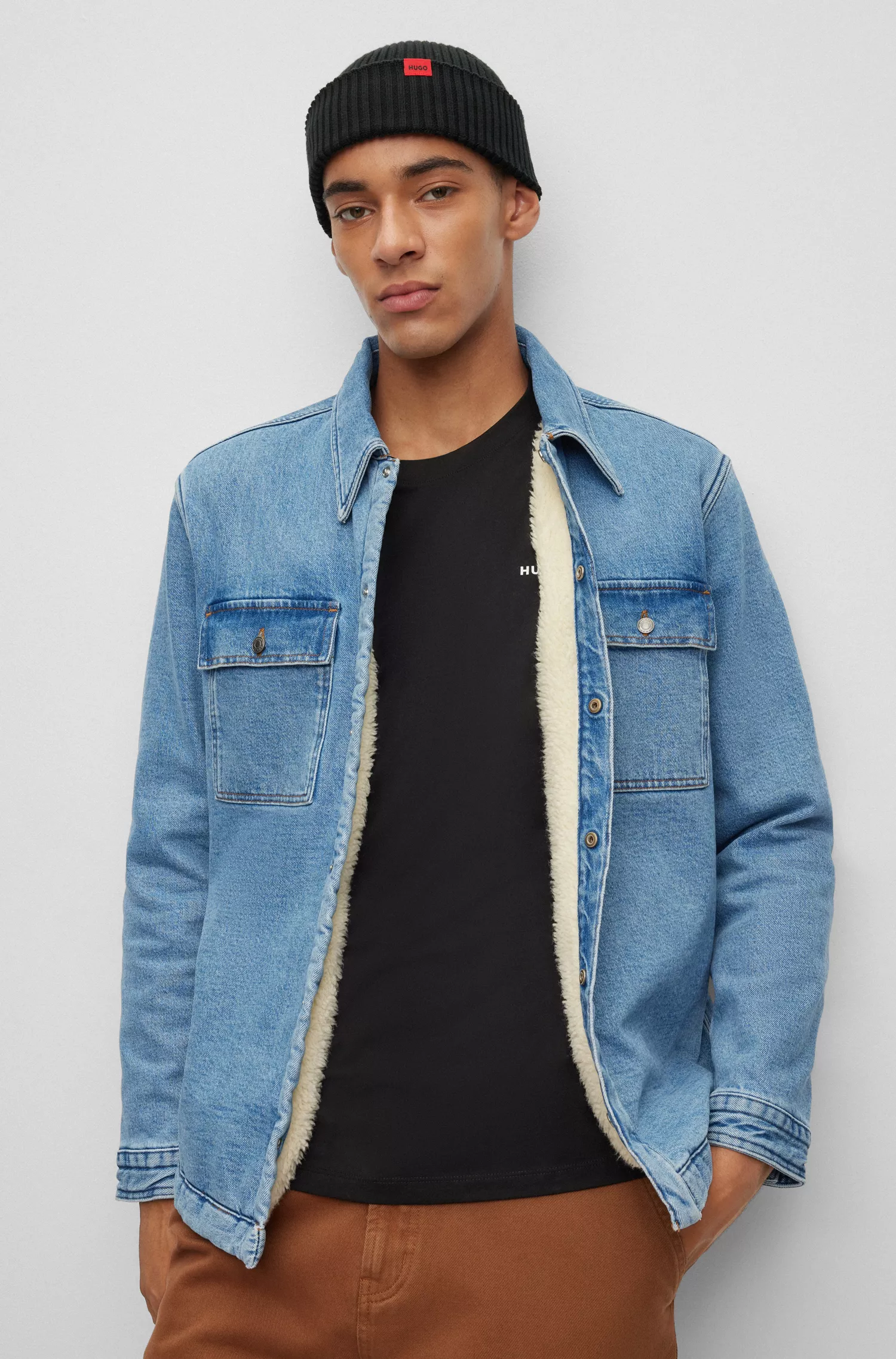 Camisa HUGO vermelha de modelagem oversized em denim stretch azul.