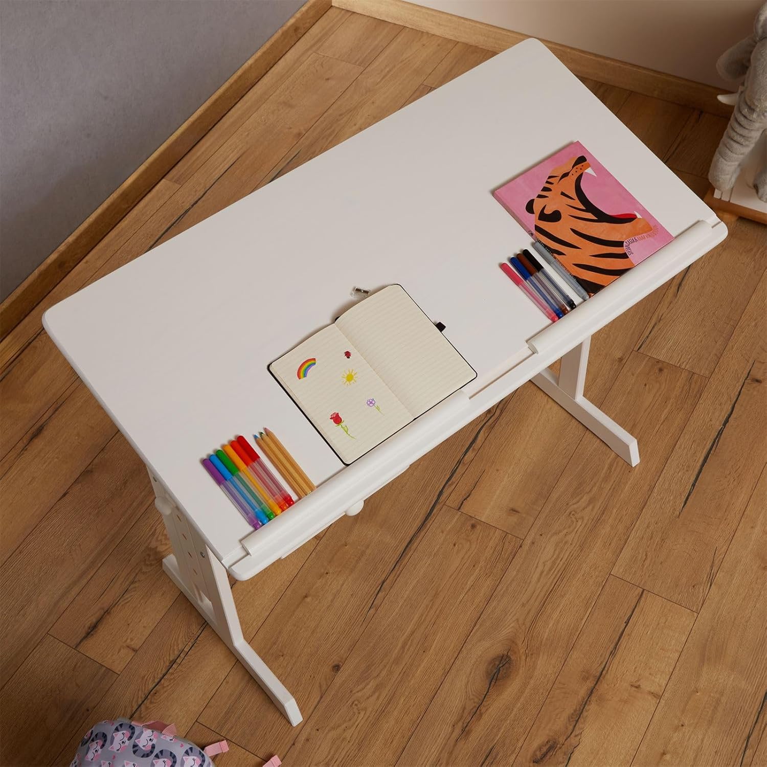 IDIMEX Kinderschreibtisch Flexi mit Kippfunktion und Höhenverstellung, praktischer Schreibtisch aus massiver Kiefer in weiß