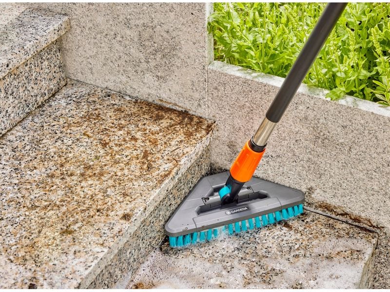 GARDENA Cleansystem Stielbürste hard flex Bürste für grössere, robuste Flächen