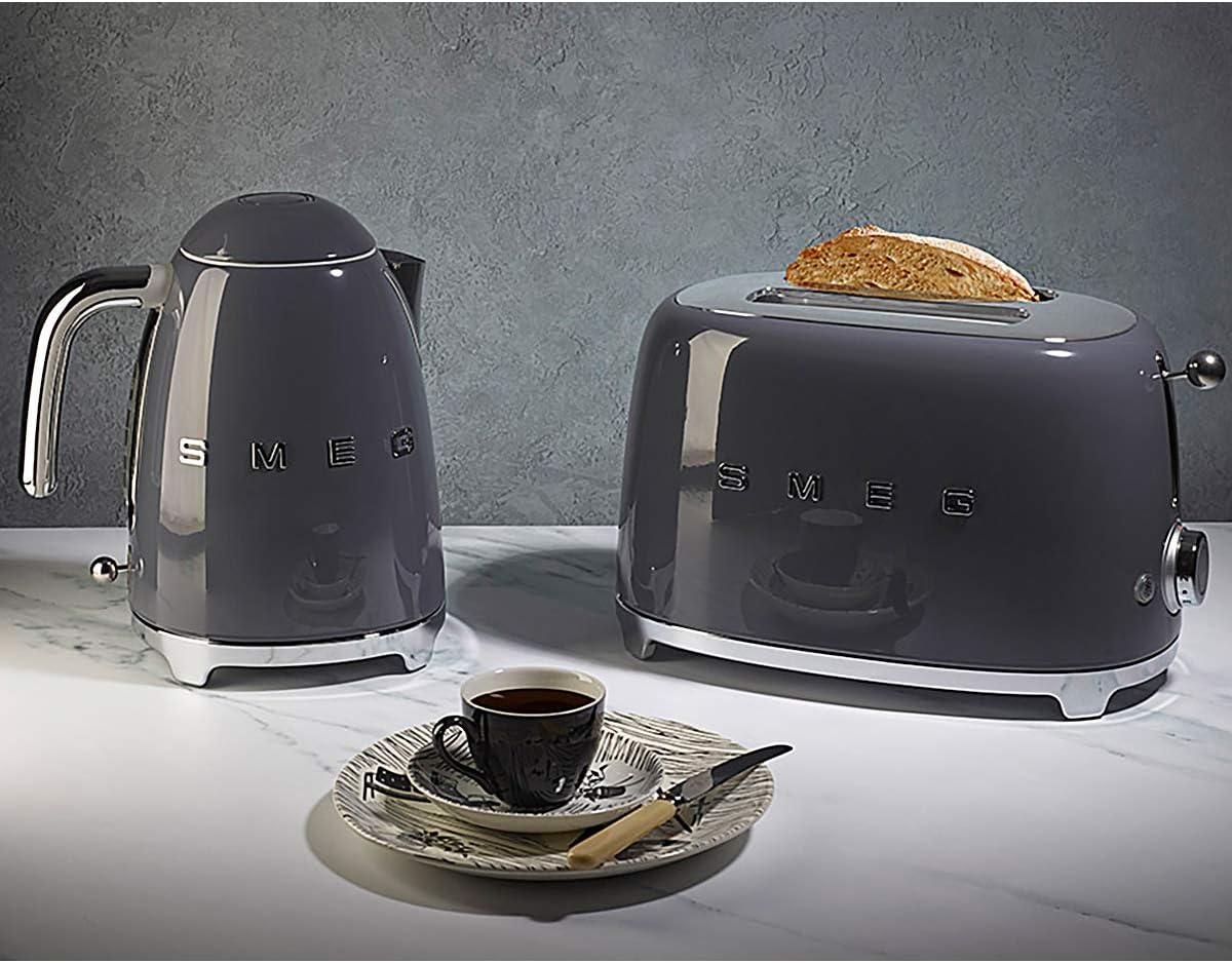 Smeg, Bouilloire Électrique KLF03PGEU 1,7 L, Filtre Anticalcaire Lavable, Arrêt Automatique de Sécurité, Indicateur de Niveau d'Eau, Base Antidérapante, Range Cordon, Puissance 2400W, Vert d'Eau