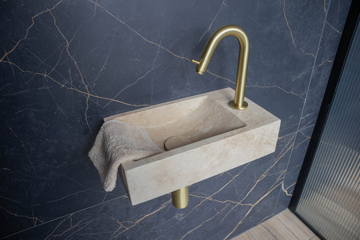 Saniclear White Travertin fonteinset met gebogen kraan in geborsteld messing