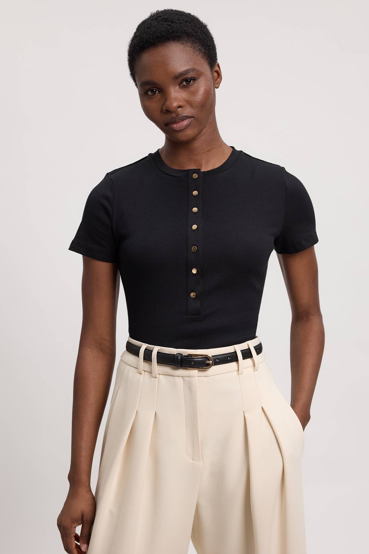 KarenMillen T-shirt Col Rond Côtelé en Viscose avec Boutonnage