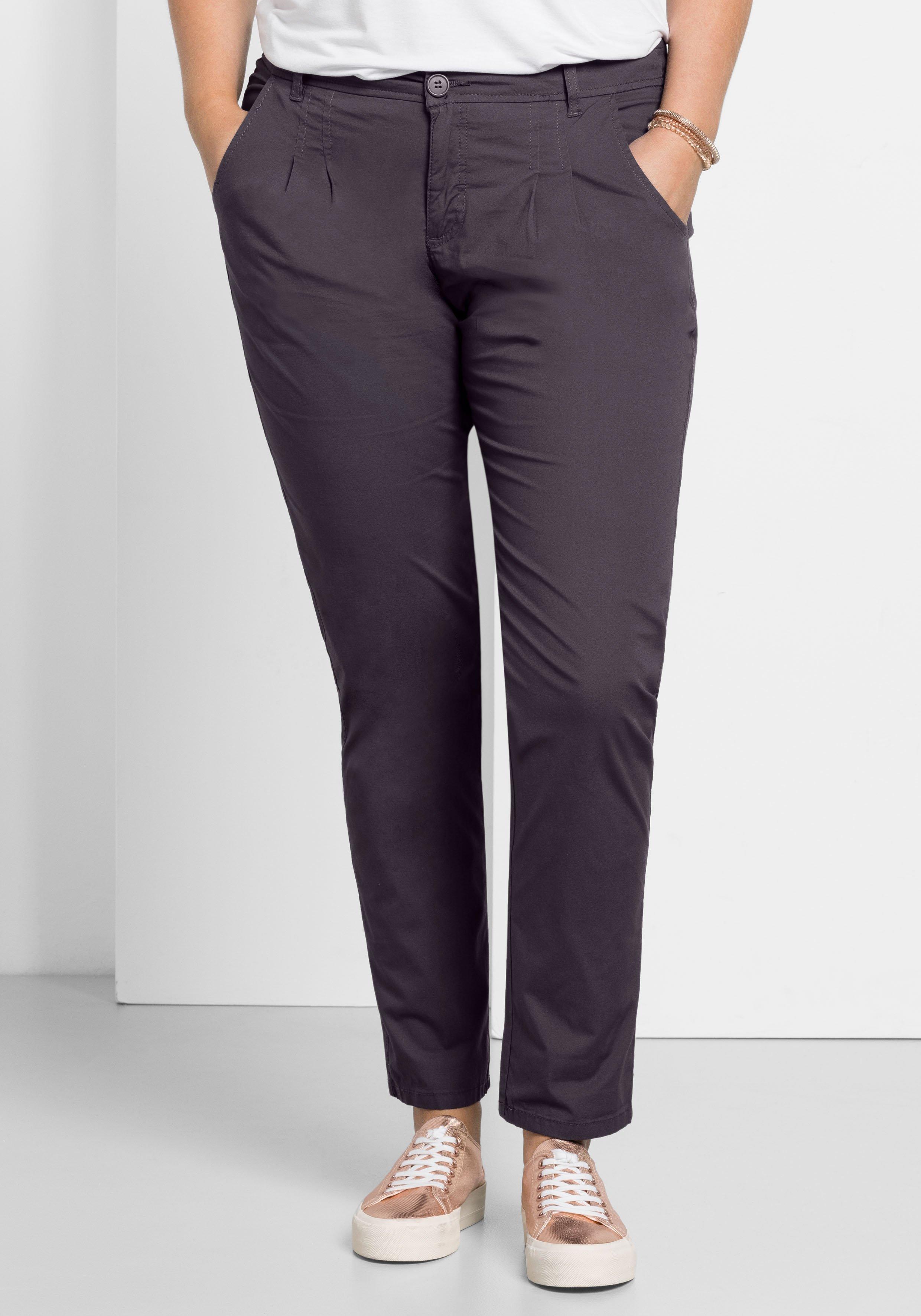Schmal zulaufende Chinohose mit Bundfalten