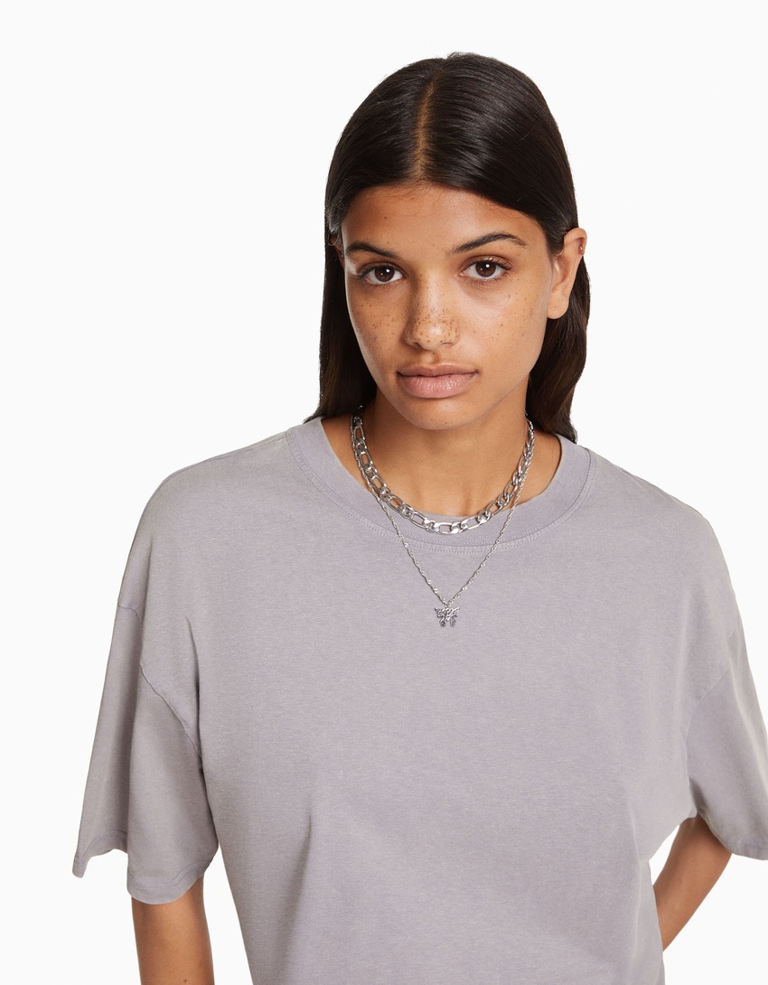 Conjunto de 3 colares com corrente e pingente de borboleta com strass.