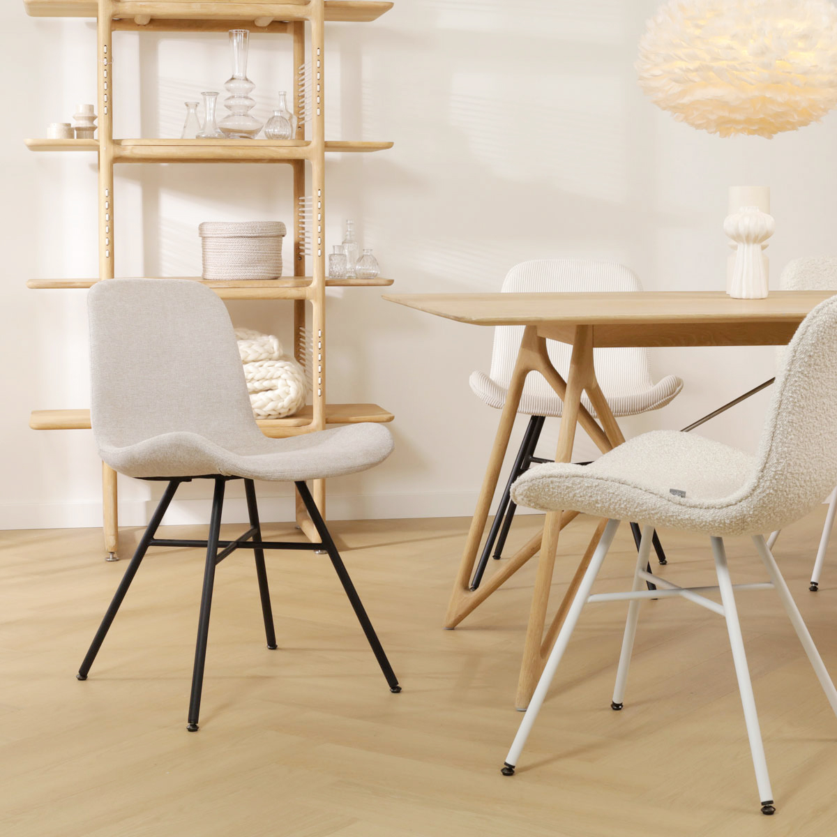 Eetkamerstoel Noa-Fé bouclé beige - zwart onderstel
