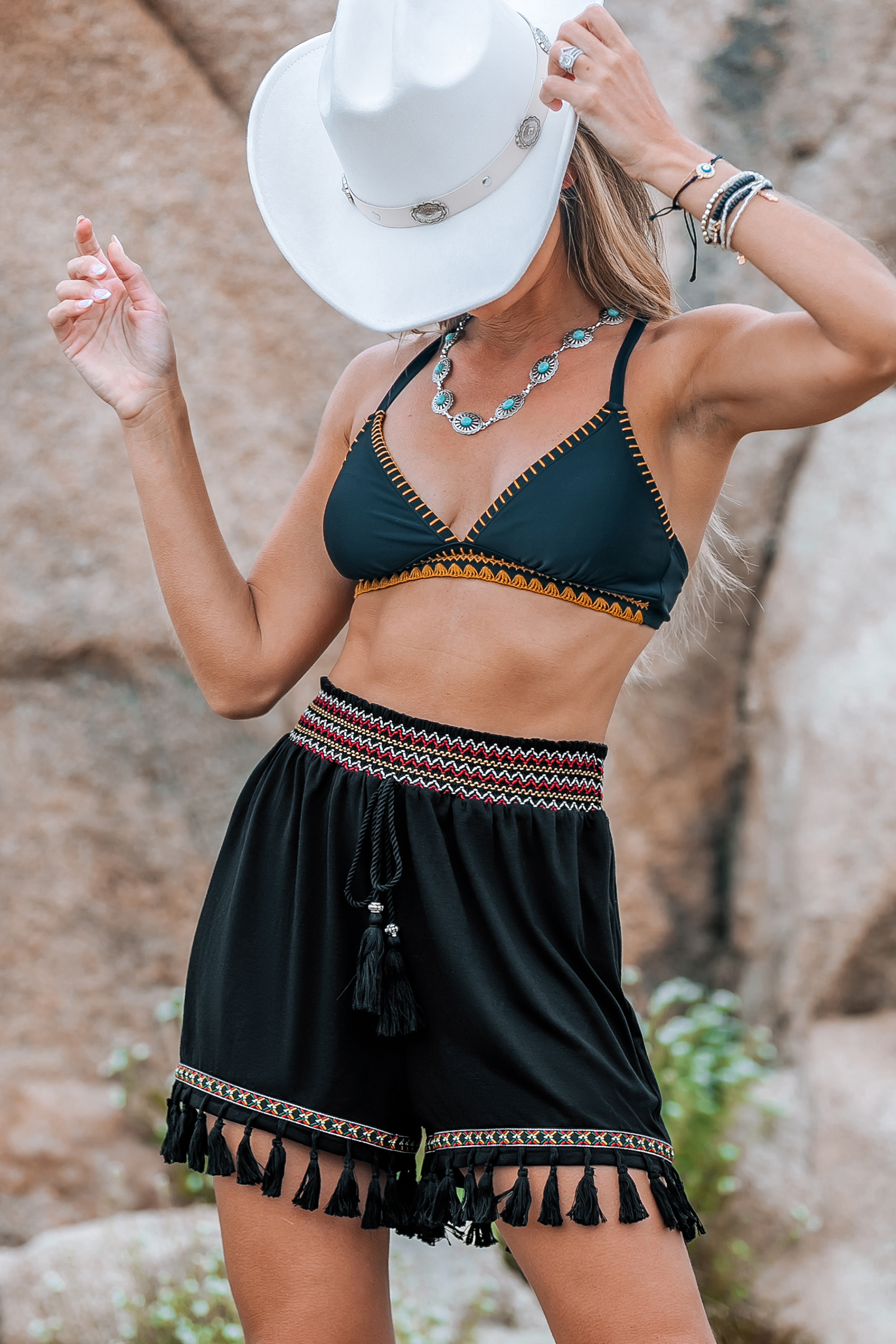 Short à jambe droite avec taille élastique et ourlet à glands