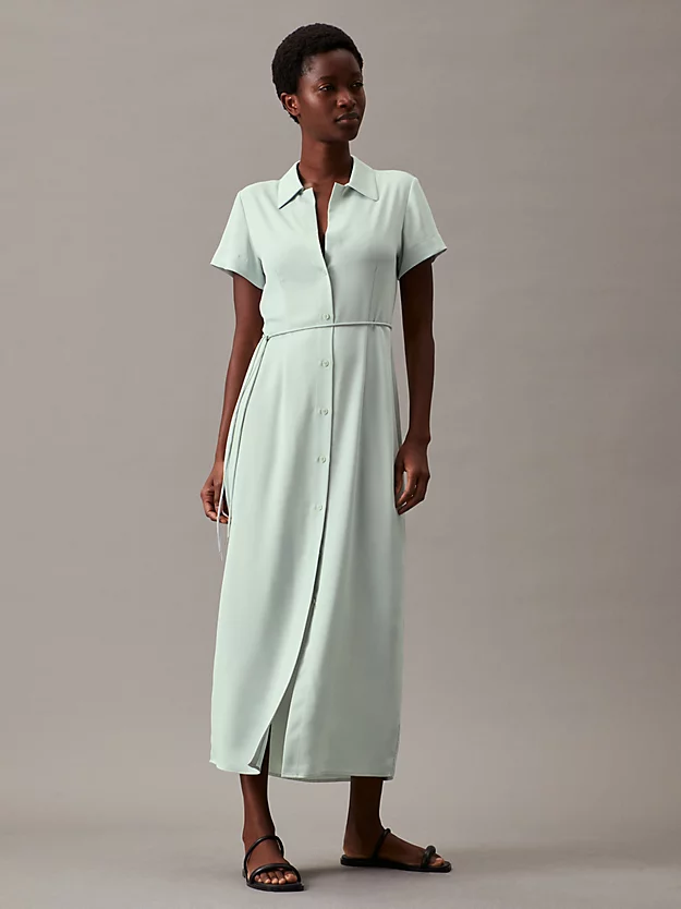 Vestido camisa midi de crepe com modelagem solta