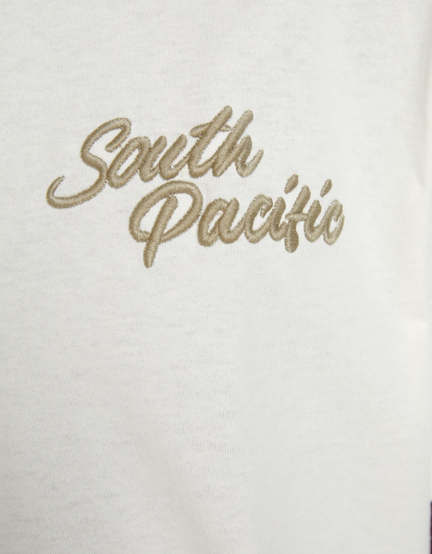 Camiseta de manga curta com modelagem quadrada e bordado.