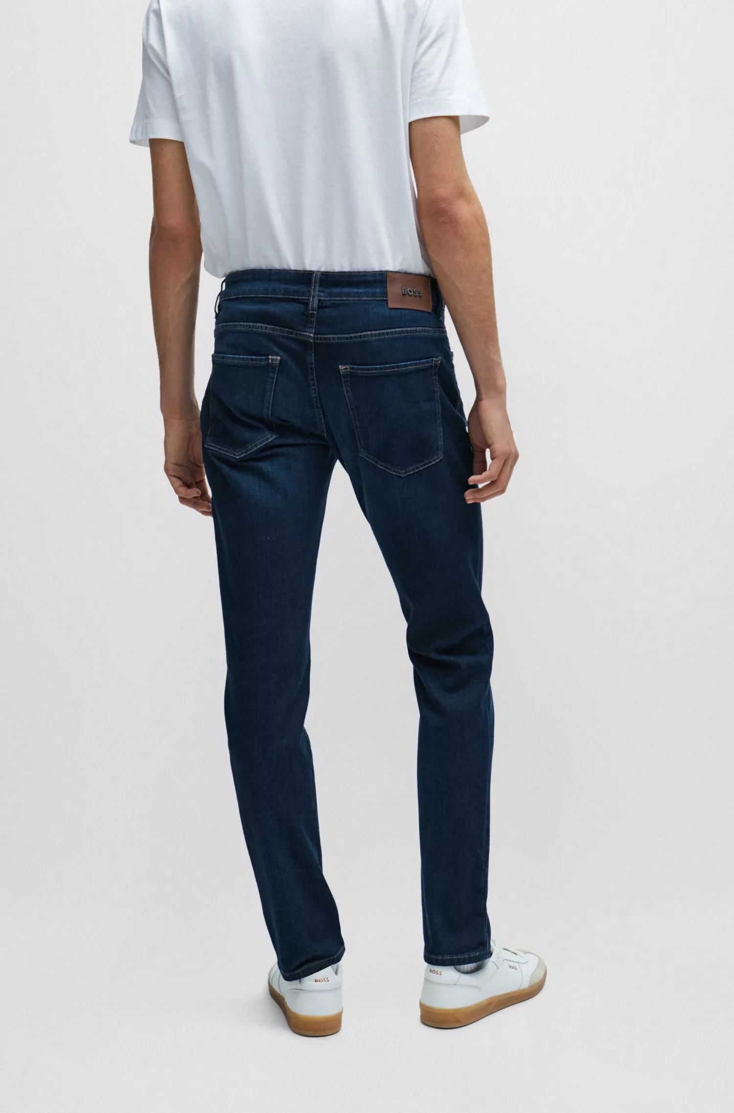 Calça jeans BOSS preta, corte slim, em denim italiano azul com toque de cashmere.