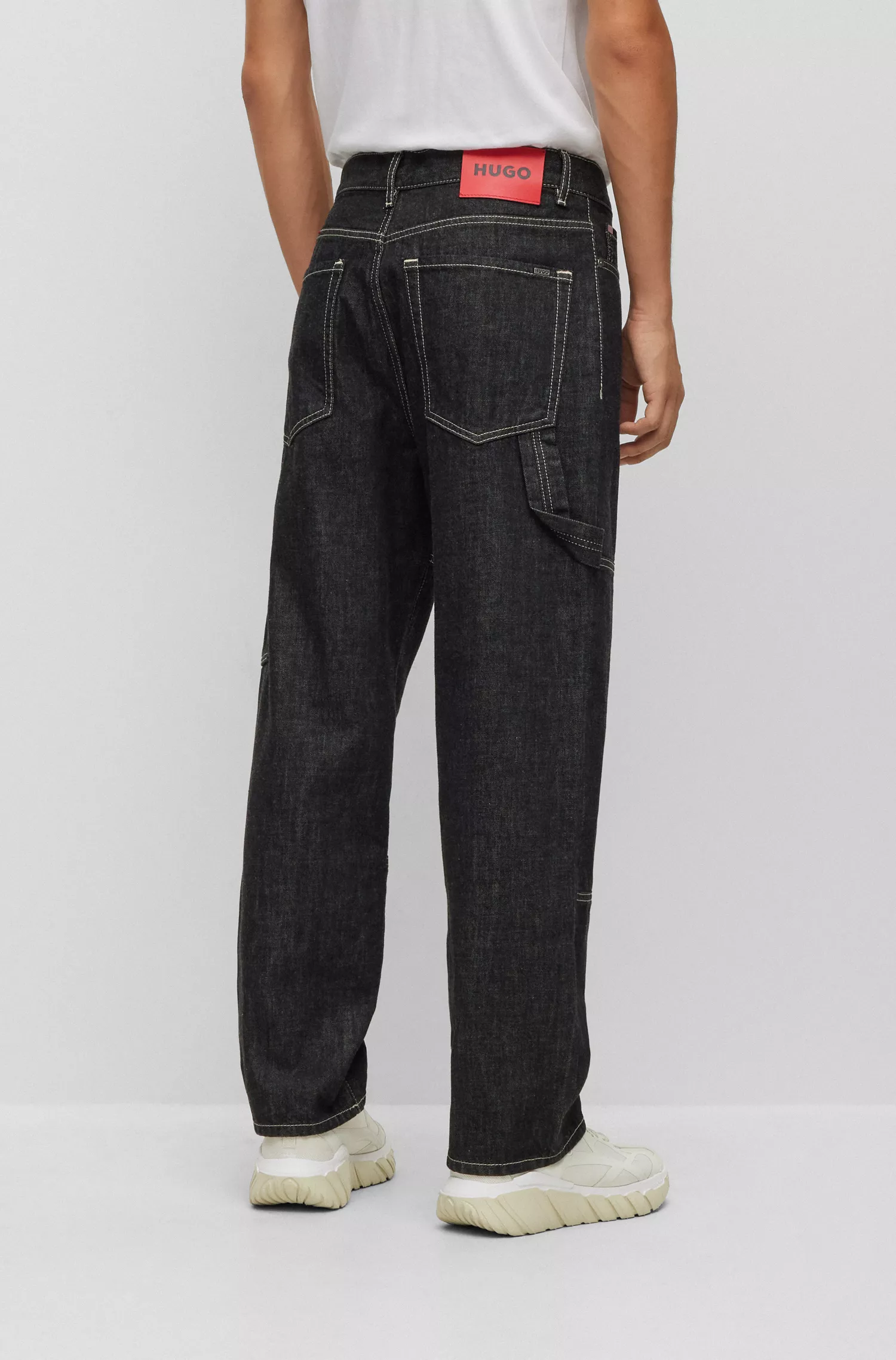 Calça jeans HUGO vermelha, modelagem folgada, em denim japonês rígido preto.