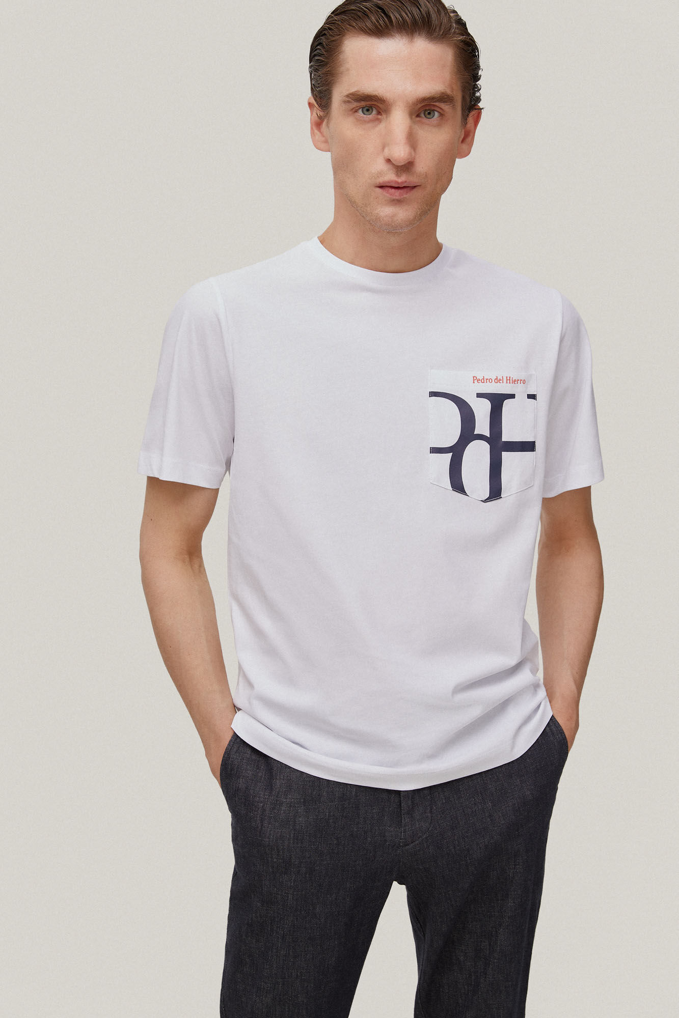 Camiseta com bolso e logo - Branca