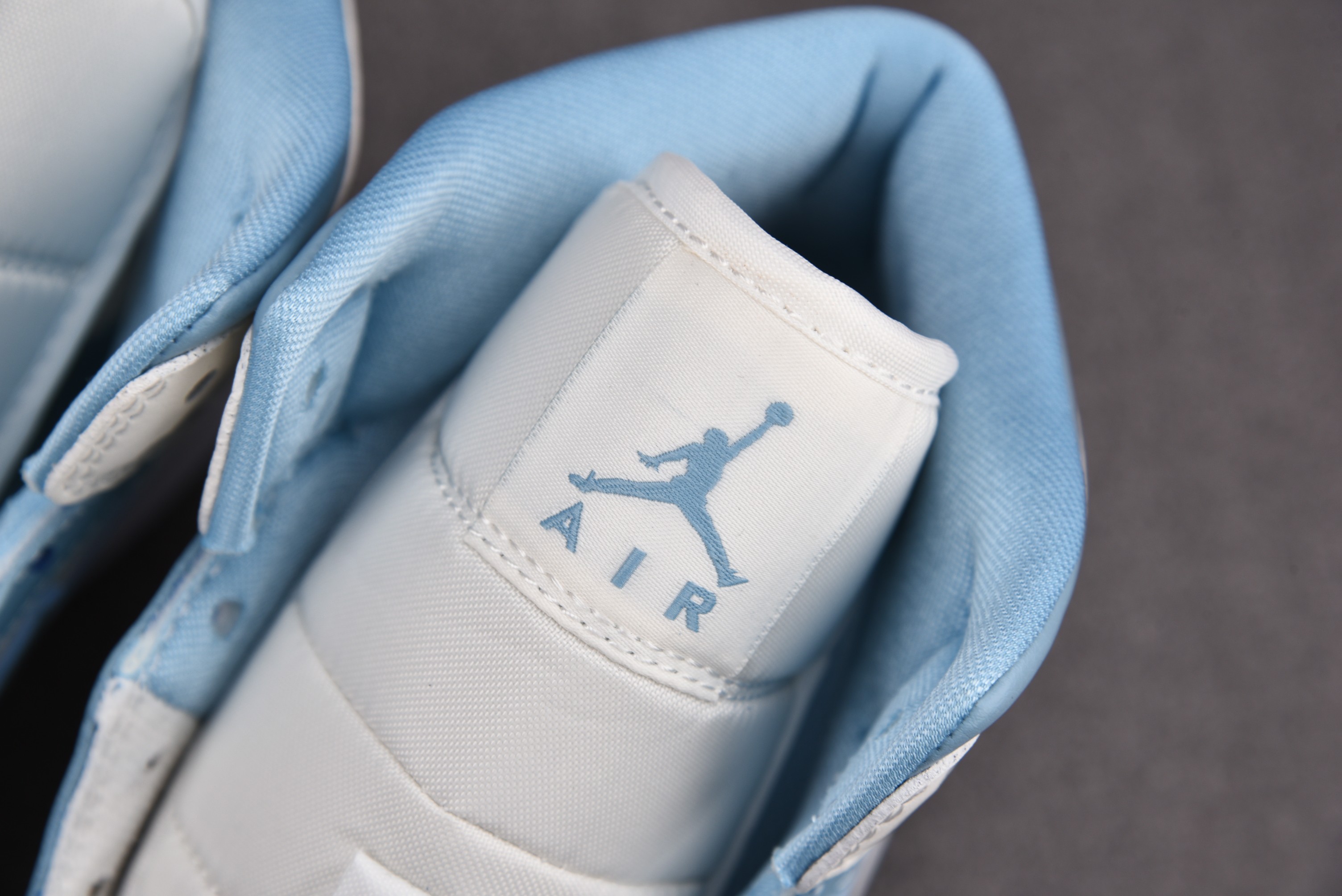 Jordan 1 Mid UNC (Women Size!!)