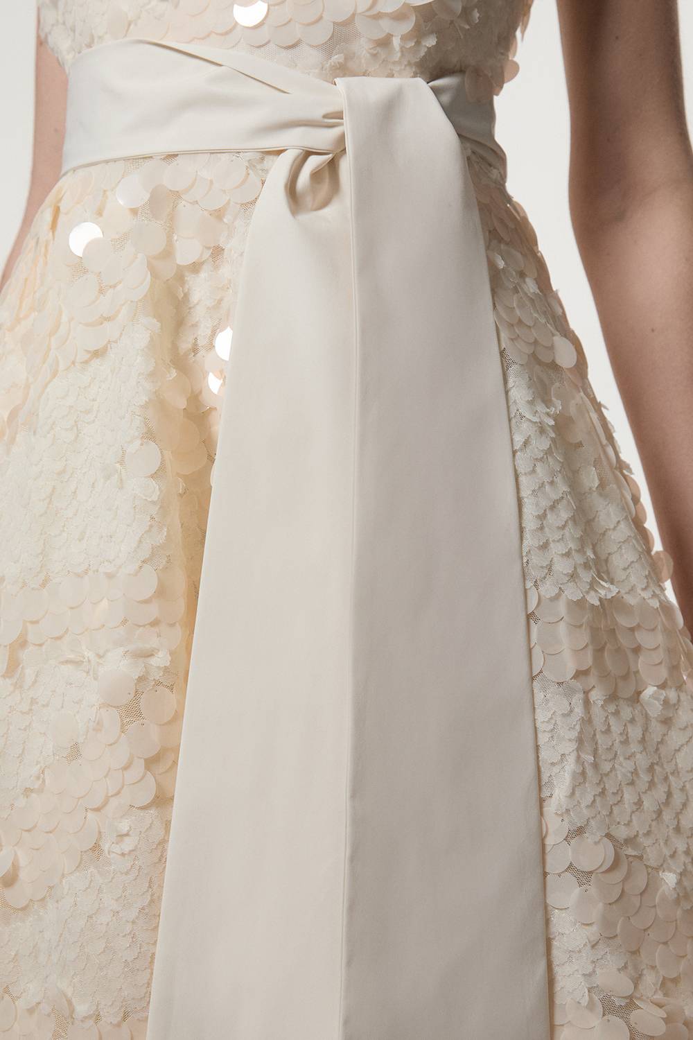 KarenMillen Robe de bal maxi texturée à sequins floraux, ceinturée et nouée