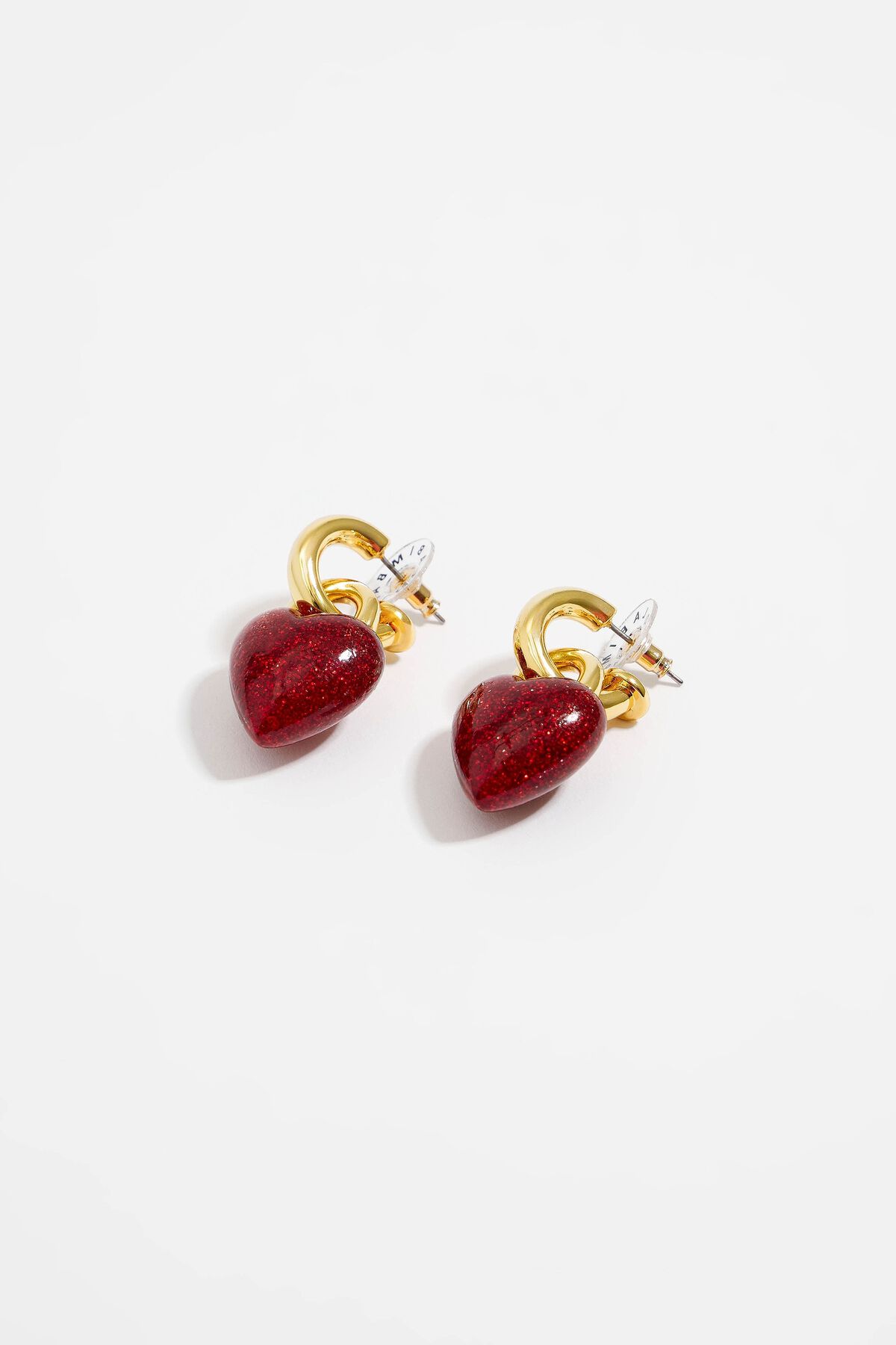 Brincos de argola em formato de coração com glitter vermelho
