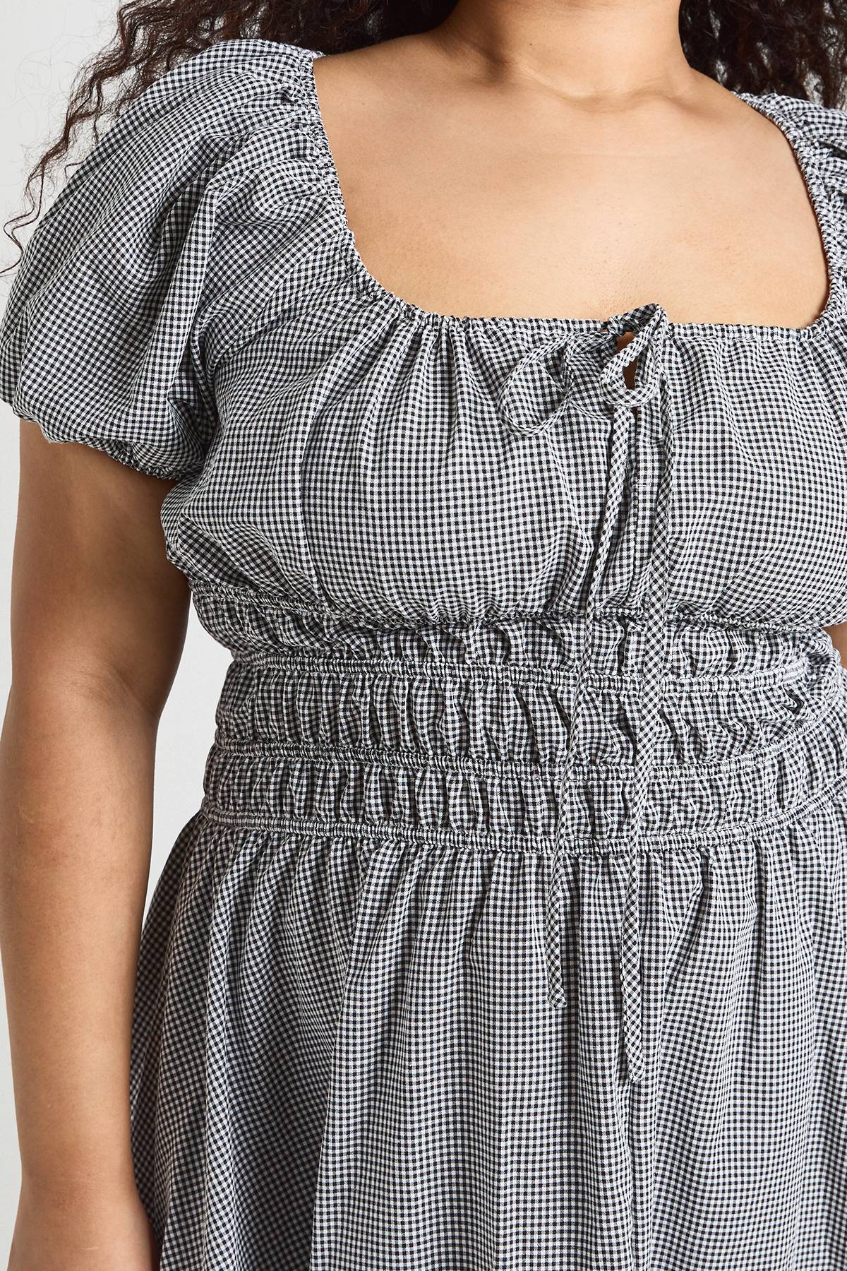 boohoo Robe Mi-longue Grande Taille À Taille Froncée Et Motif Vichy
