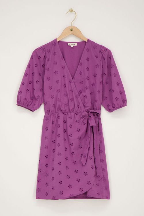 Paarse wikkeljurk met bloemen embroidery