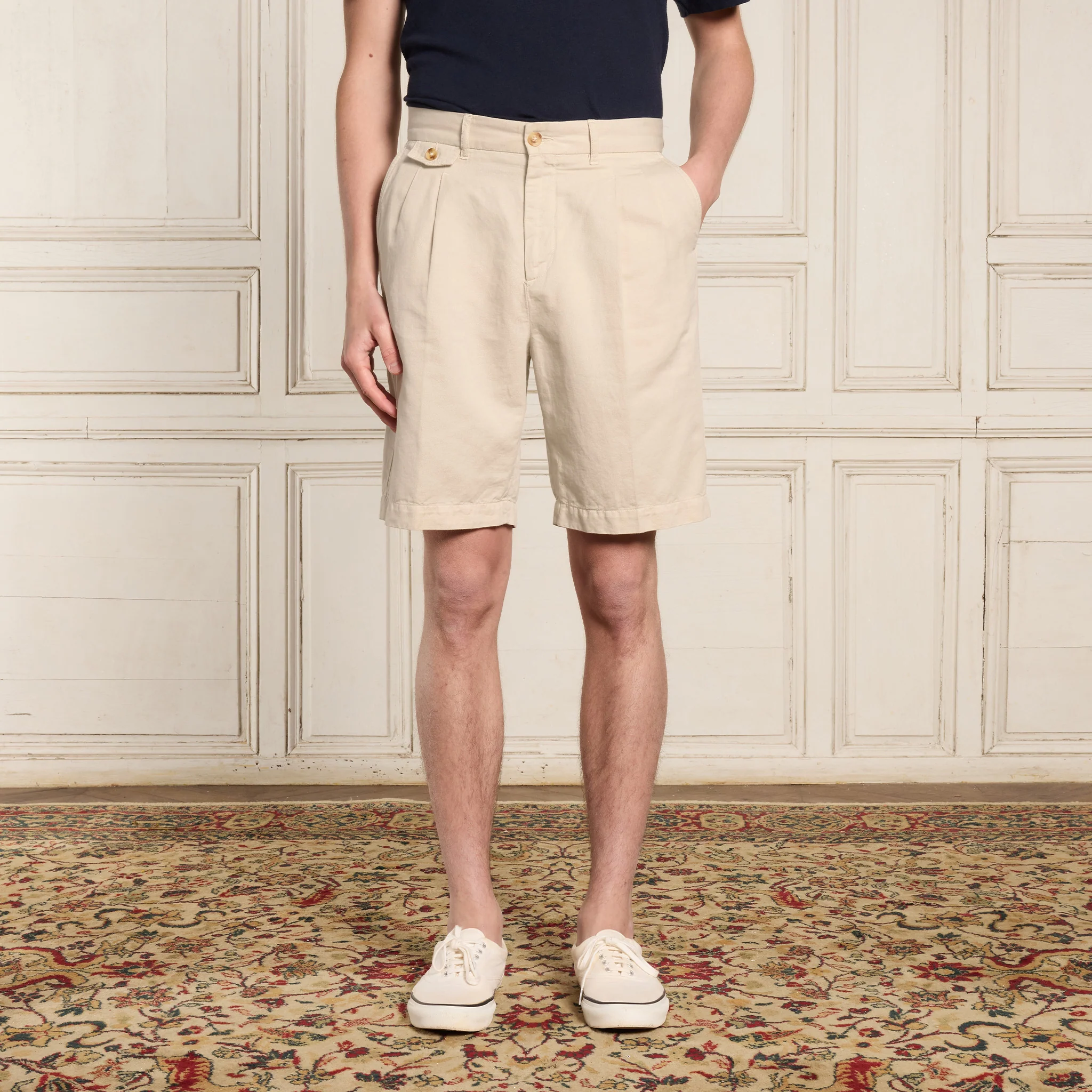 Double-pleated shorts in ecru cotton and linen