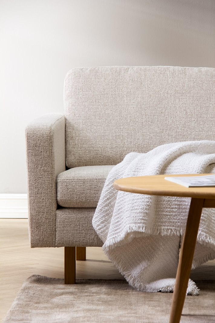 Mandal hjørnesofa Oppsett RHB. 3-seter med åpen ende høyre. Big hjørnemodul. Tekstil Nivus 203 Lin Creme. Arm 16, Duo puter, Firkantet ben 16 cm Natur. Skum