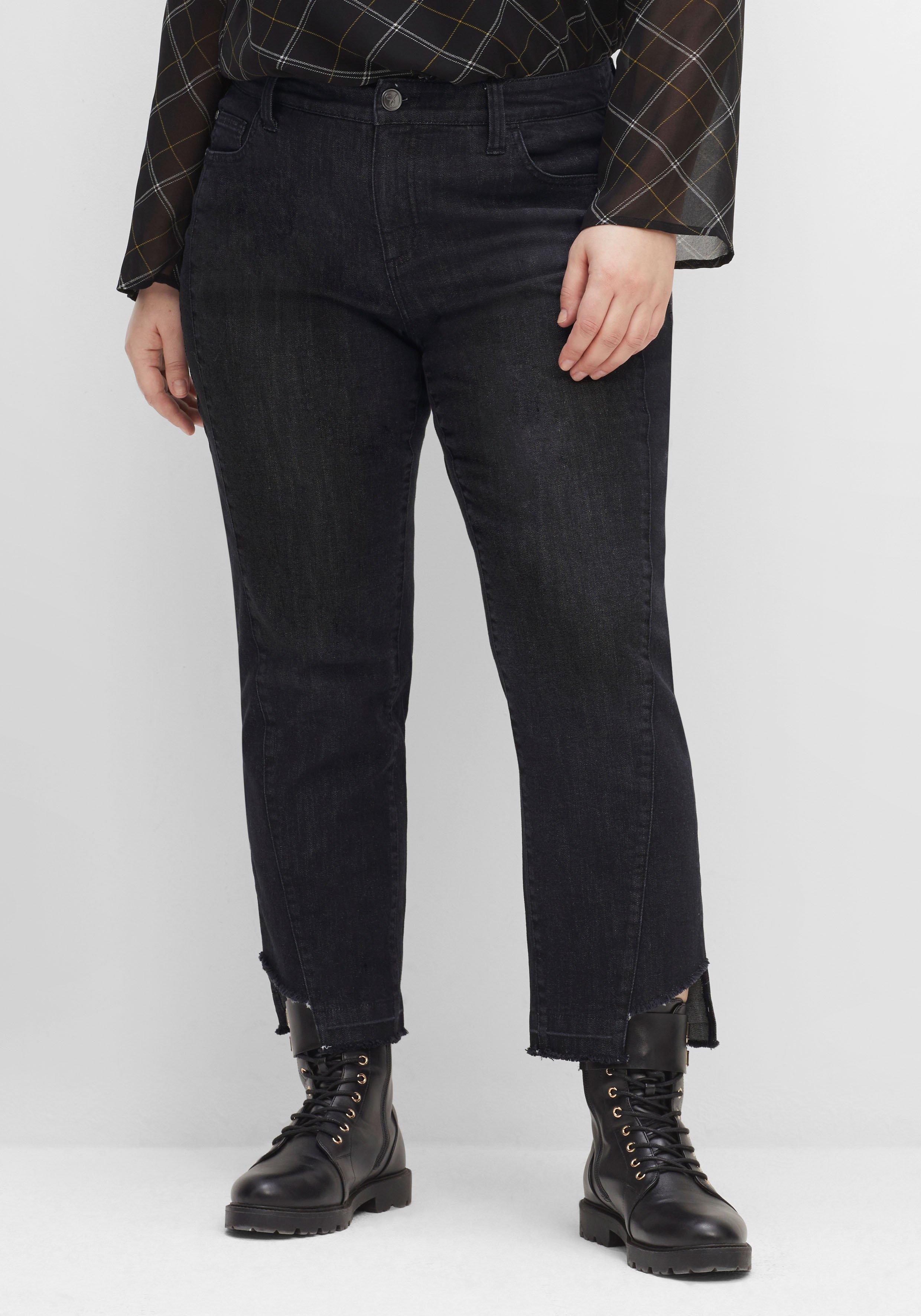 Gerade 7/8-Jeans mit Cut-out und Fransen am Saum