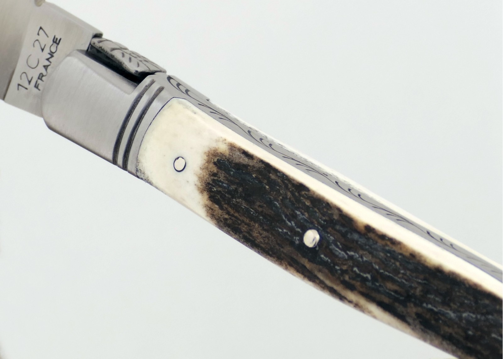 Couteau Laguiole avec un manche en bois de cerf et 2 mitres en acier inoxydable