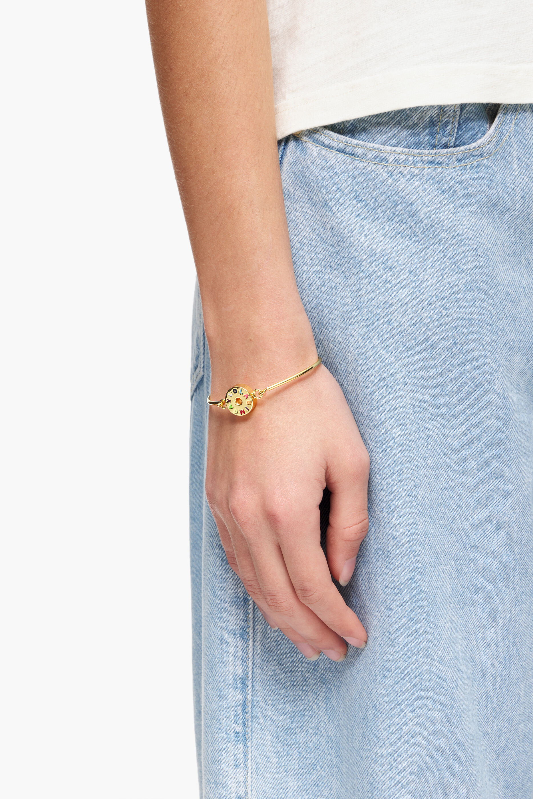 Pulseira rígida com logotipo dourado