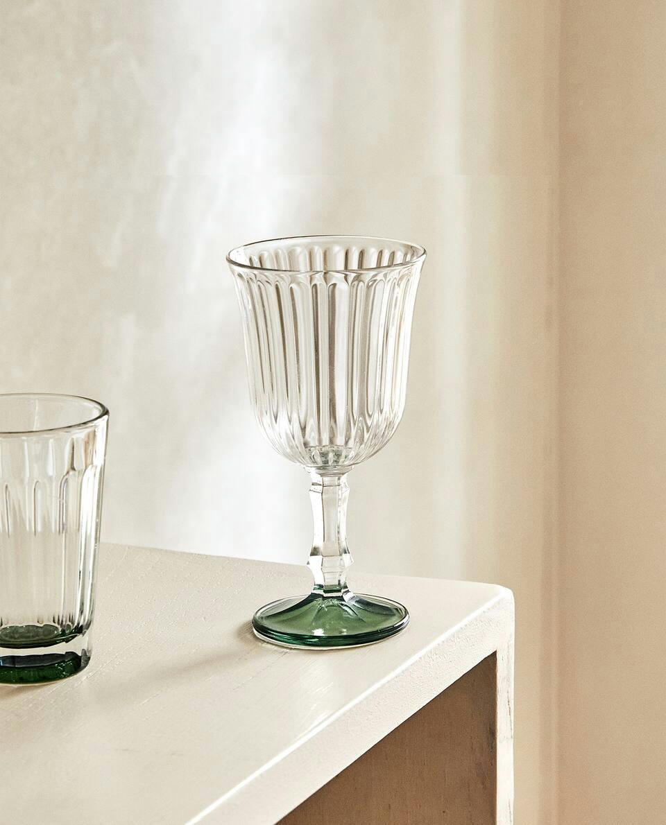 TAÇA DE VINHO COM DESIGN EM RELEVO
