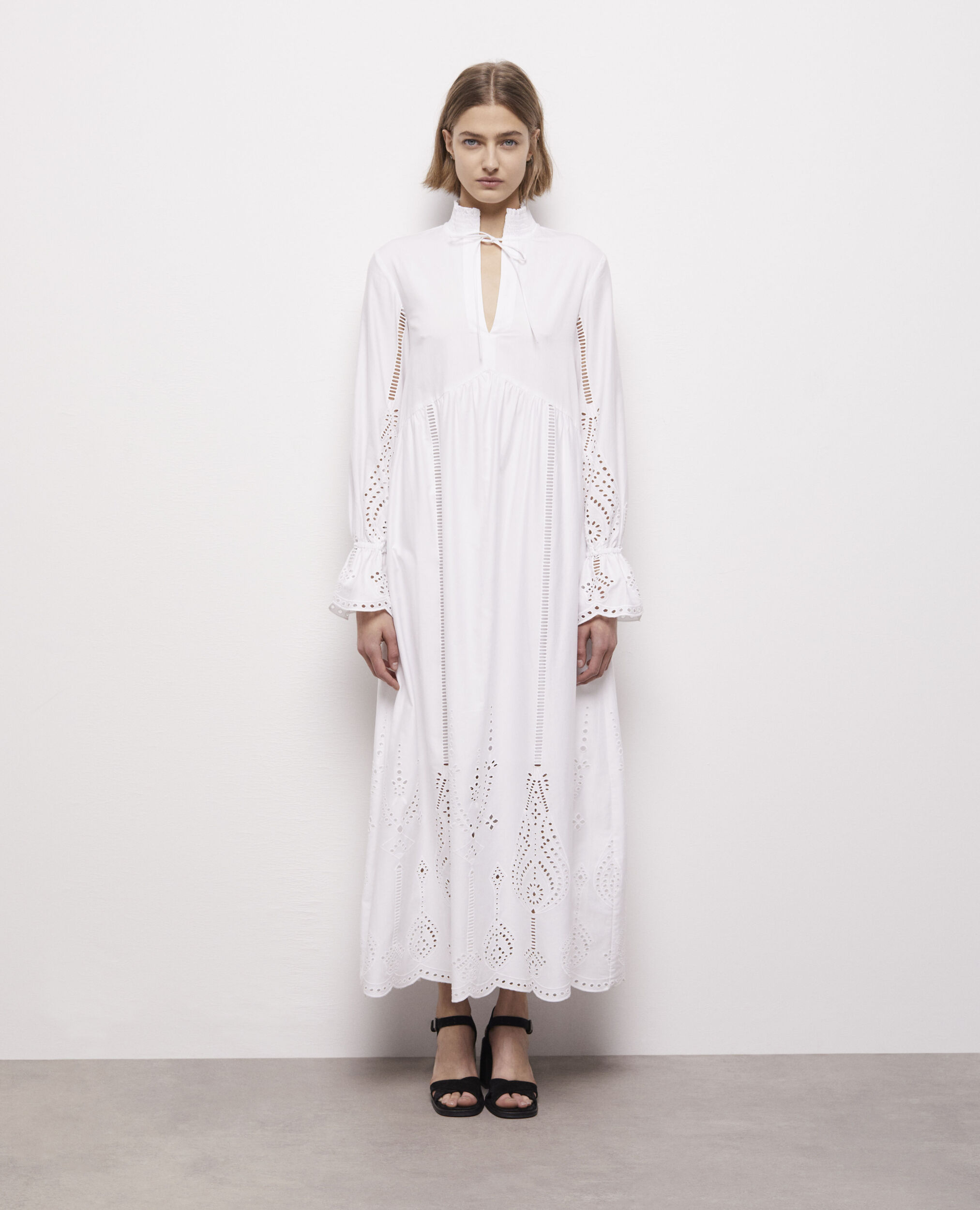 Robe longue blanche avec broderie Anglaise