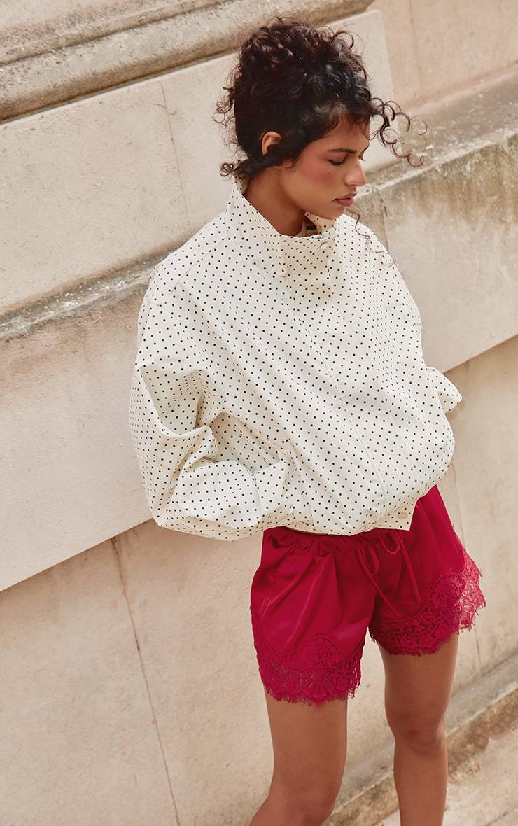 Rouge Short En Satin Avec Cordon De Serrage Et Bordure En Dentelle