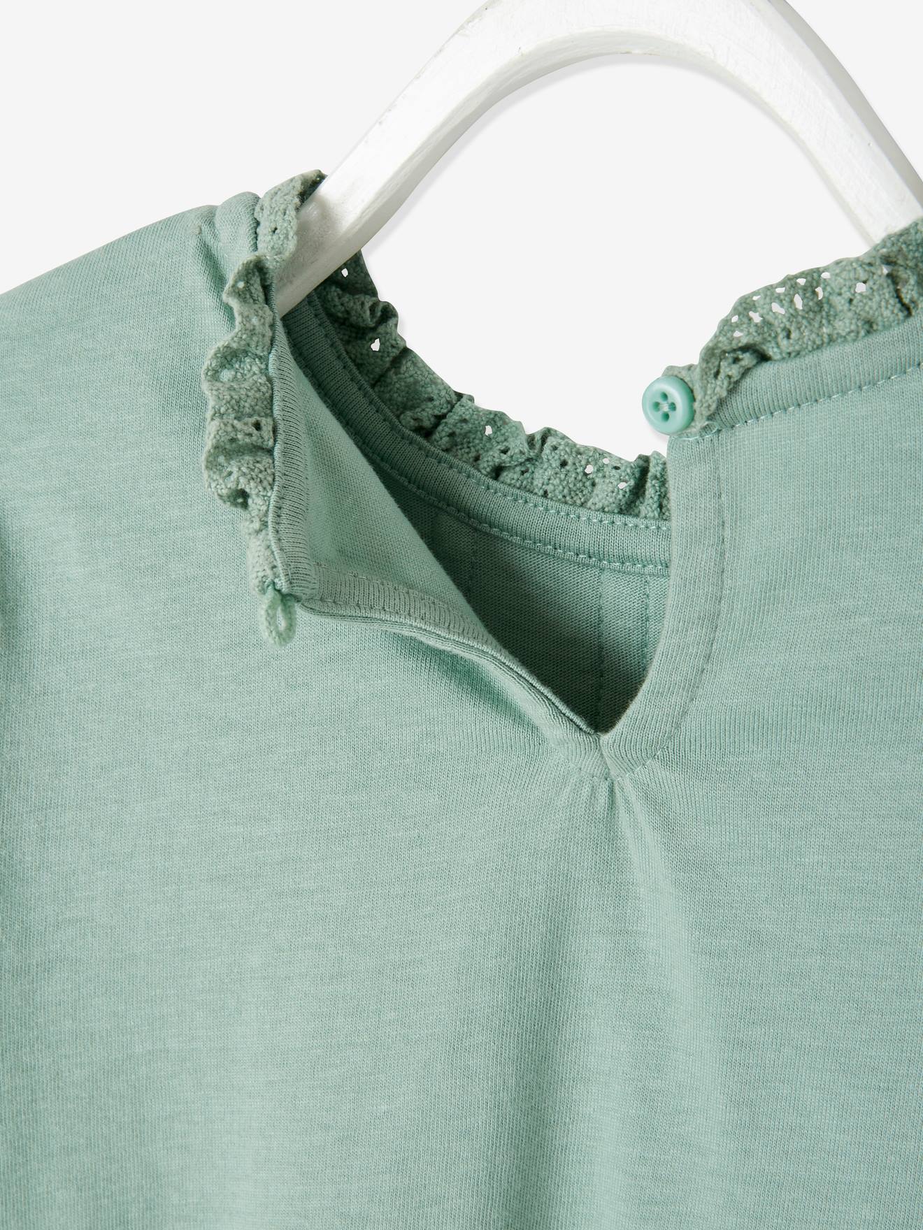 Blusa lisa verde-clara estilo camiseta com detalhes em macramê para meninas