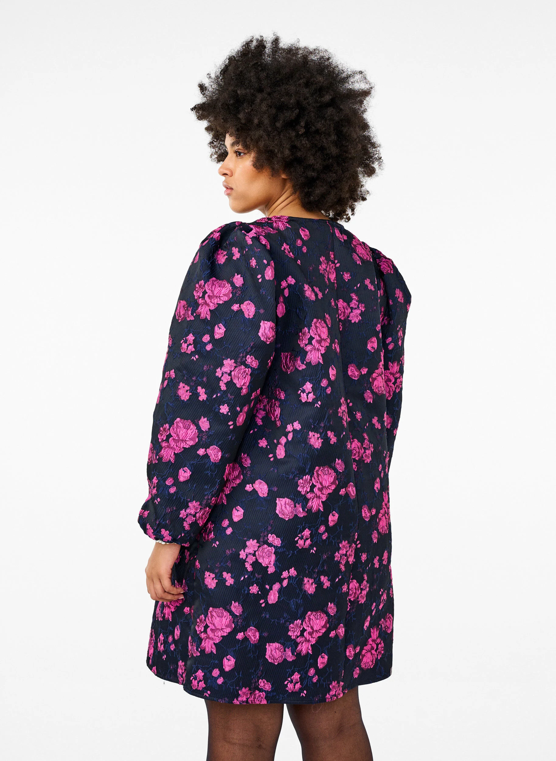 Kort jacquard kjole med lange ærmer