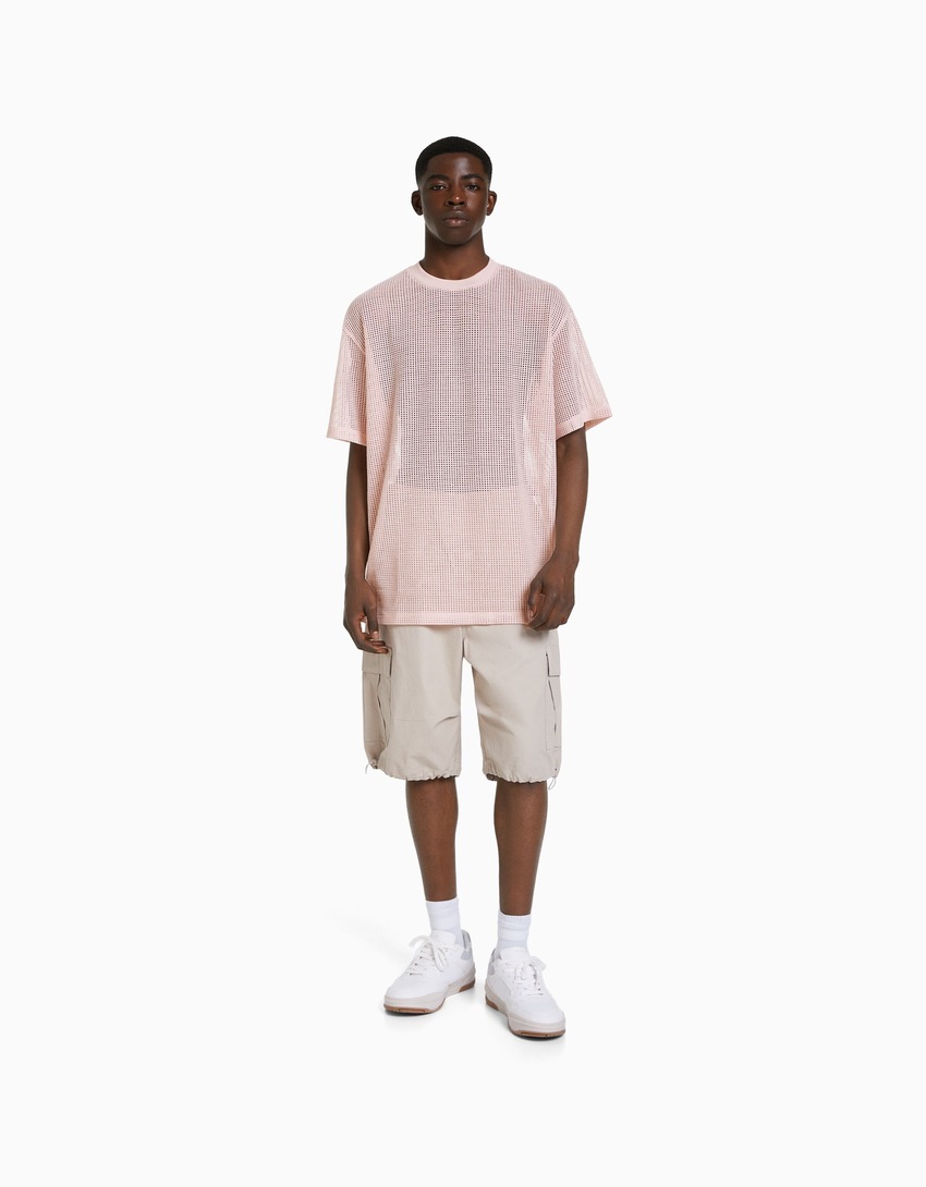 Camiseta de manga curta com modelagem quadrada e detalhes em tela