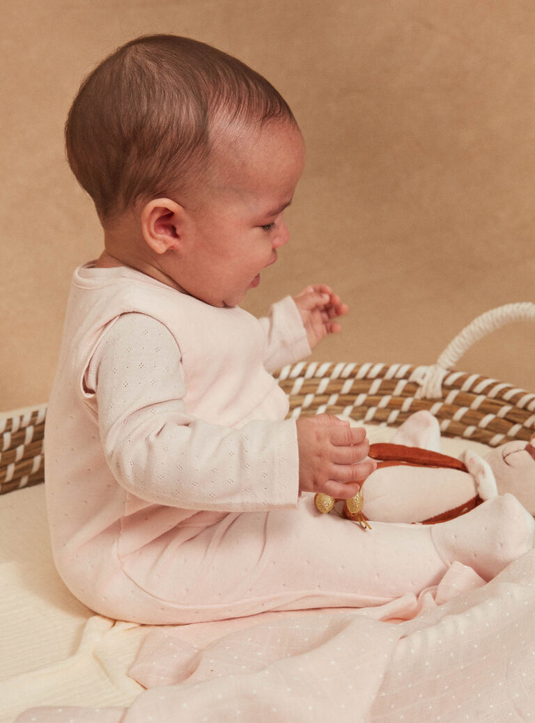Grenouillère rose pâle et gilet écru en velours en coton biologique et polyester recyclé