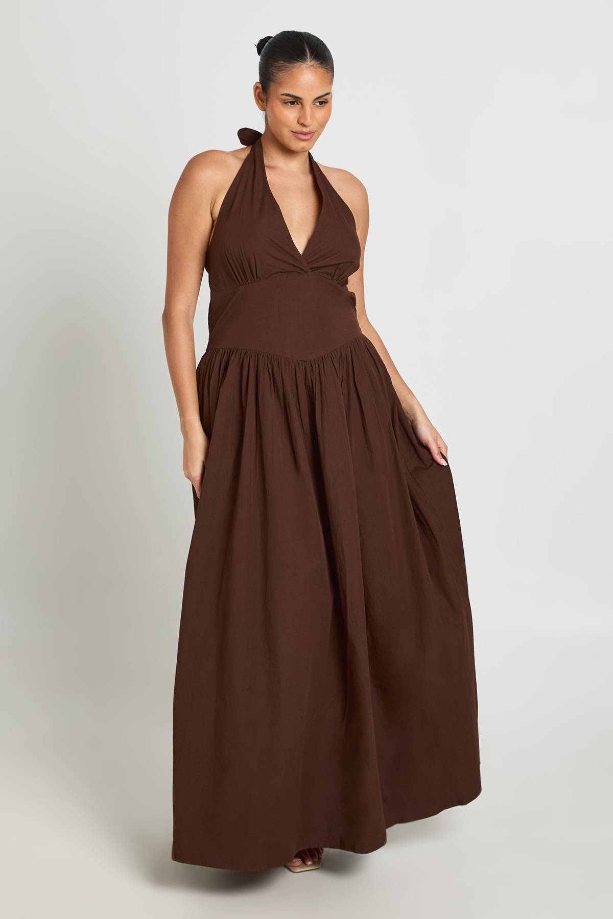 boohoo Robe Longue Grande Taille En Popeline De Coton À Col Licou Et Plis