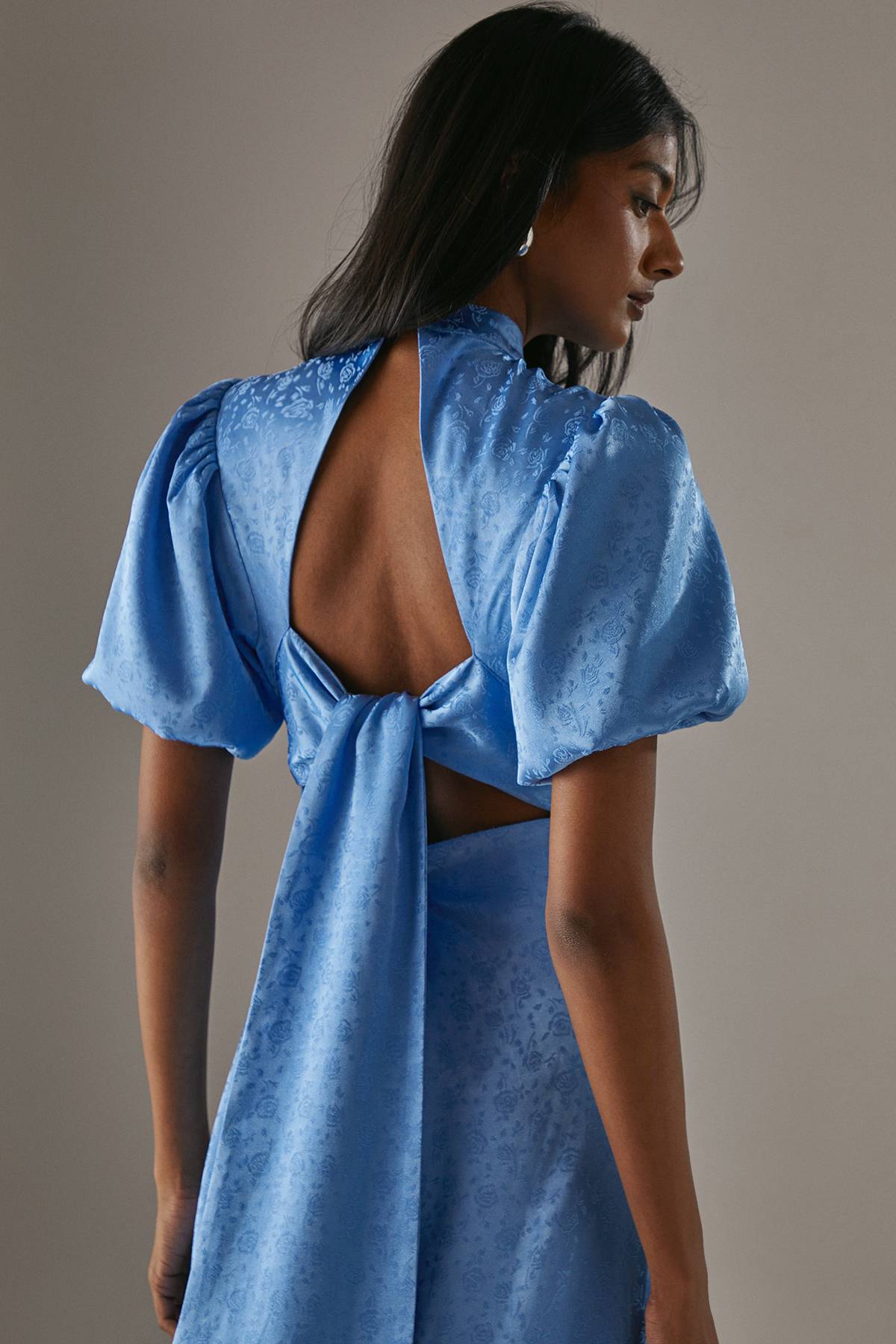 Warehouse Robe Midi Rose En Jacquard Satin À Manches Bouffantes Et Dos Noué