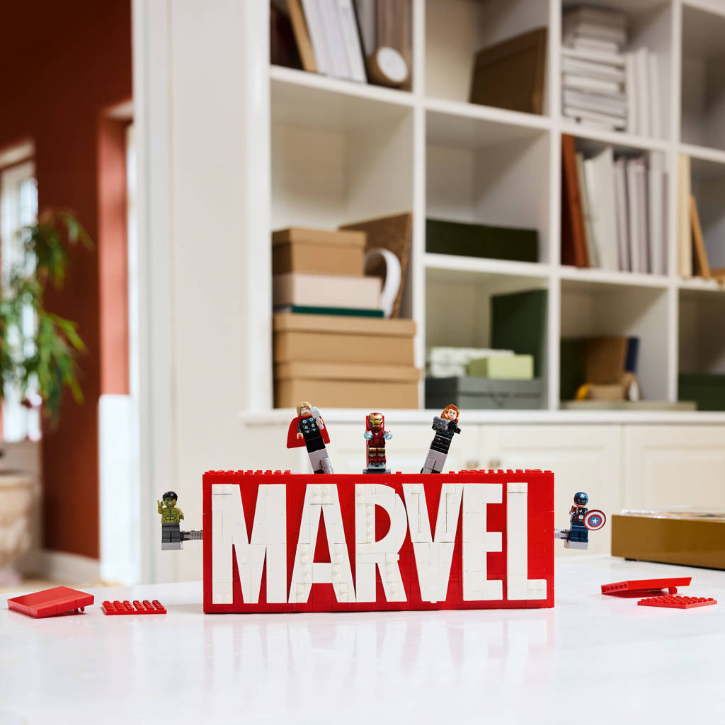 MARVEL logo en minifiguren verzamelset 76313