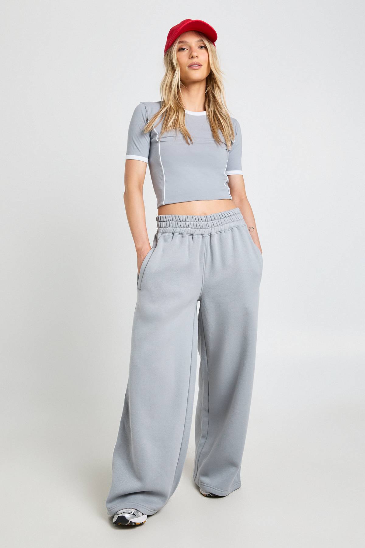 boohoo Ensemble Petite T-shirt À Détails Passepoilés Et Jogging Jambe Droite